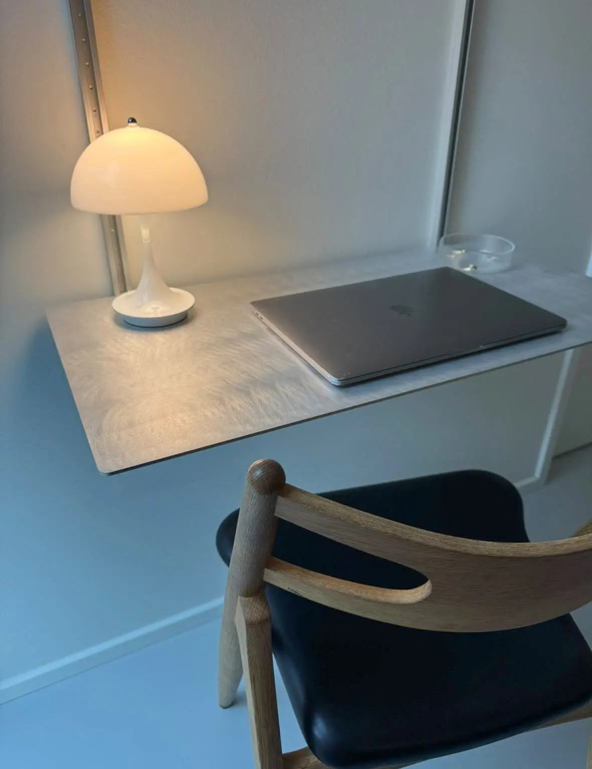 Detra Aluminium Workspace – Væghængt Skrivebord (800 × 400 mm) Detra