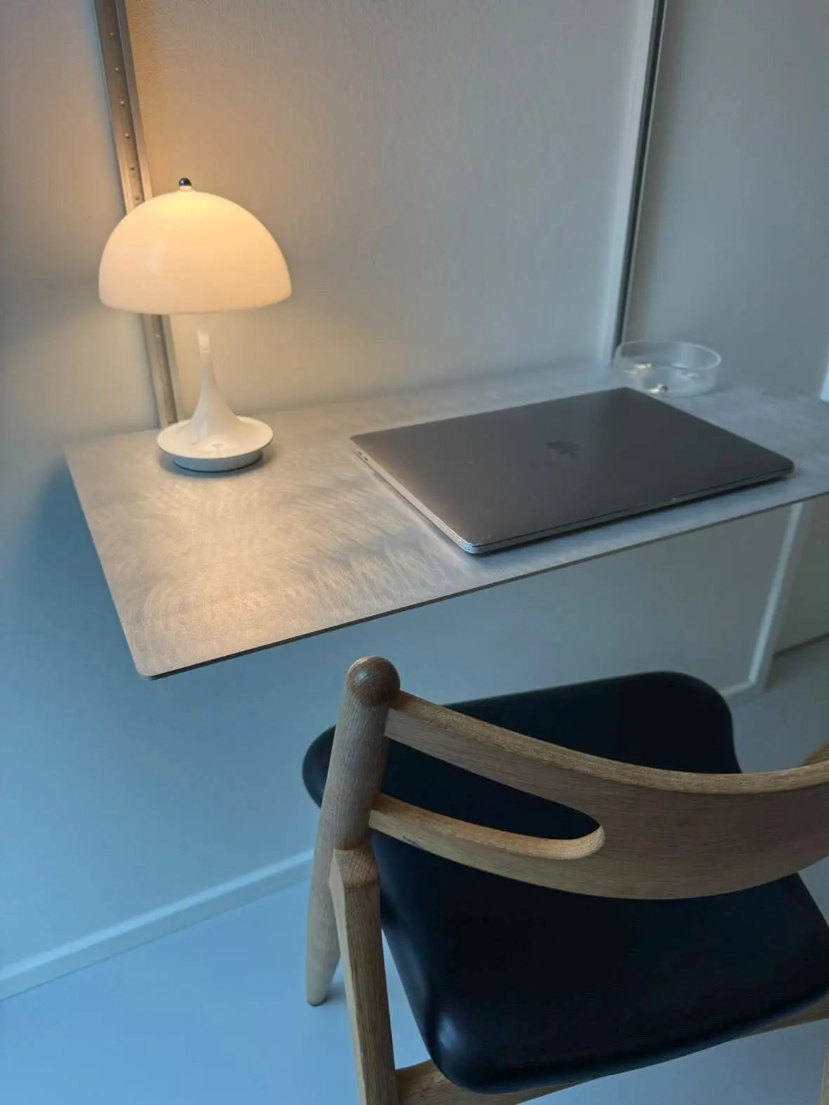 Detra Aluminium Workspace – Væghængt Skrivebord (800 × 400 mm) Detra