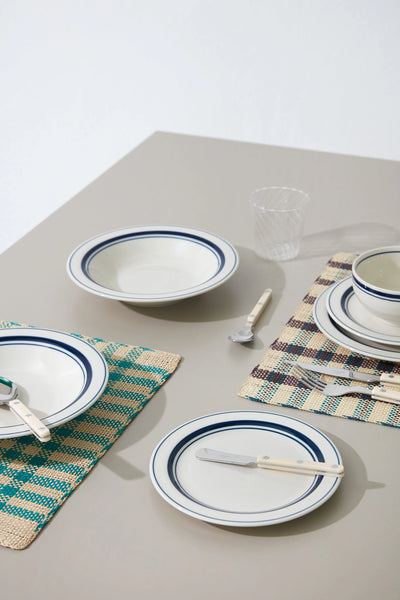 Dyb hvid tallerken med blå striber i keramik fra Japan | 23 cm Studio Hafnia