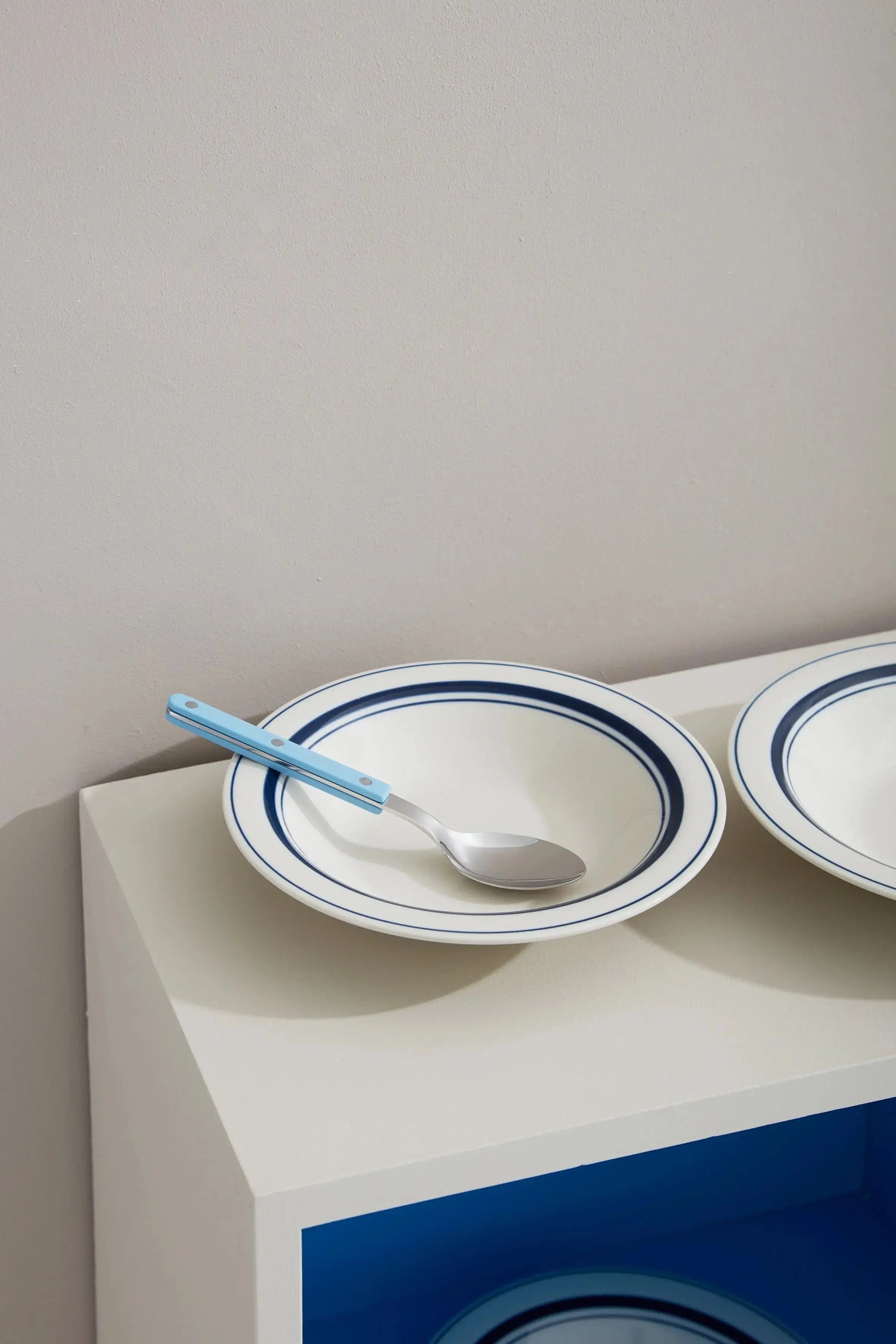Dyb hvid tallerken med blå striber i keramik fra Japan | 23 cm Studio Hafnia