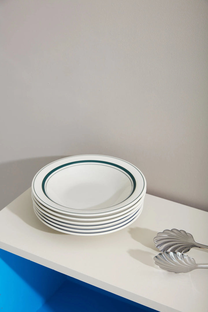 Dyb hvid tallerken med grønne striber i keramik fra Japan Studio Hafnia