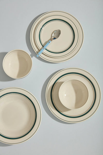 Dyb hvid tallerken med grønne striber i keramik fra Japan Studio Hafnia