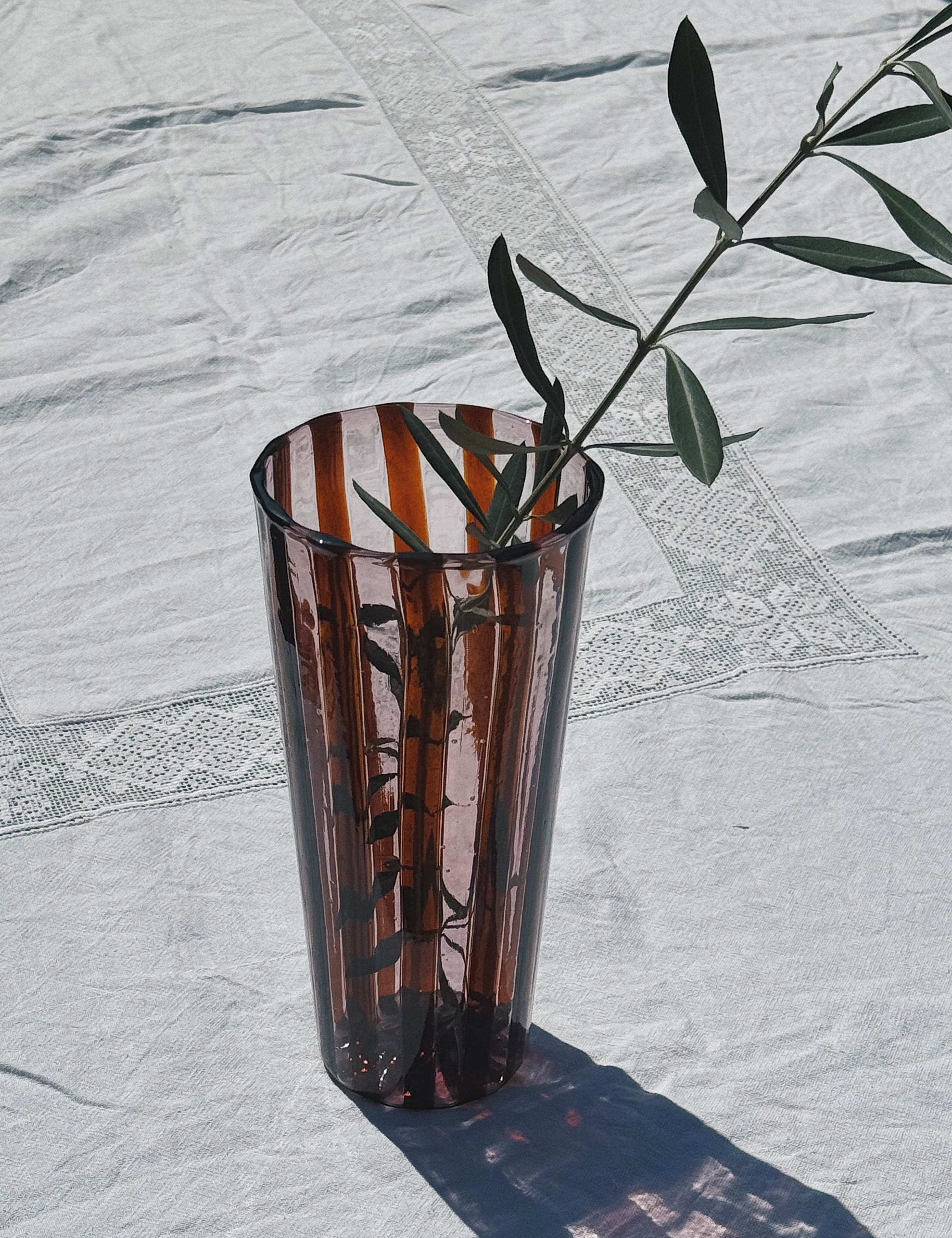 Mundblæst Murano Vase i Glas | Karamelfarvede og Ametyst Striber Murano