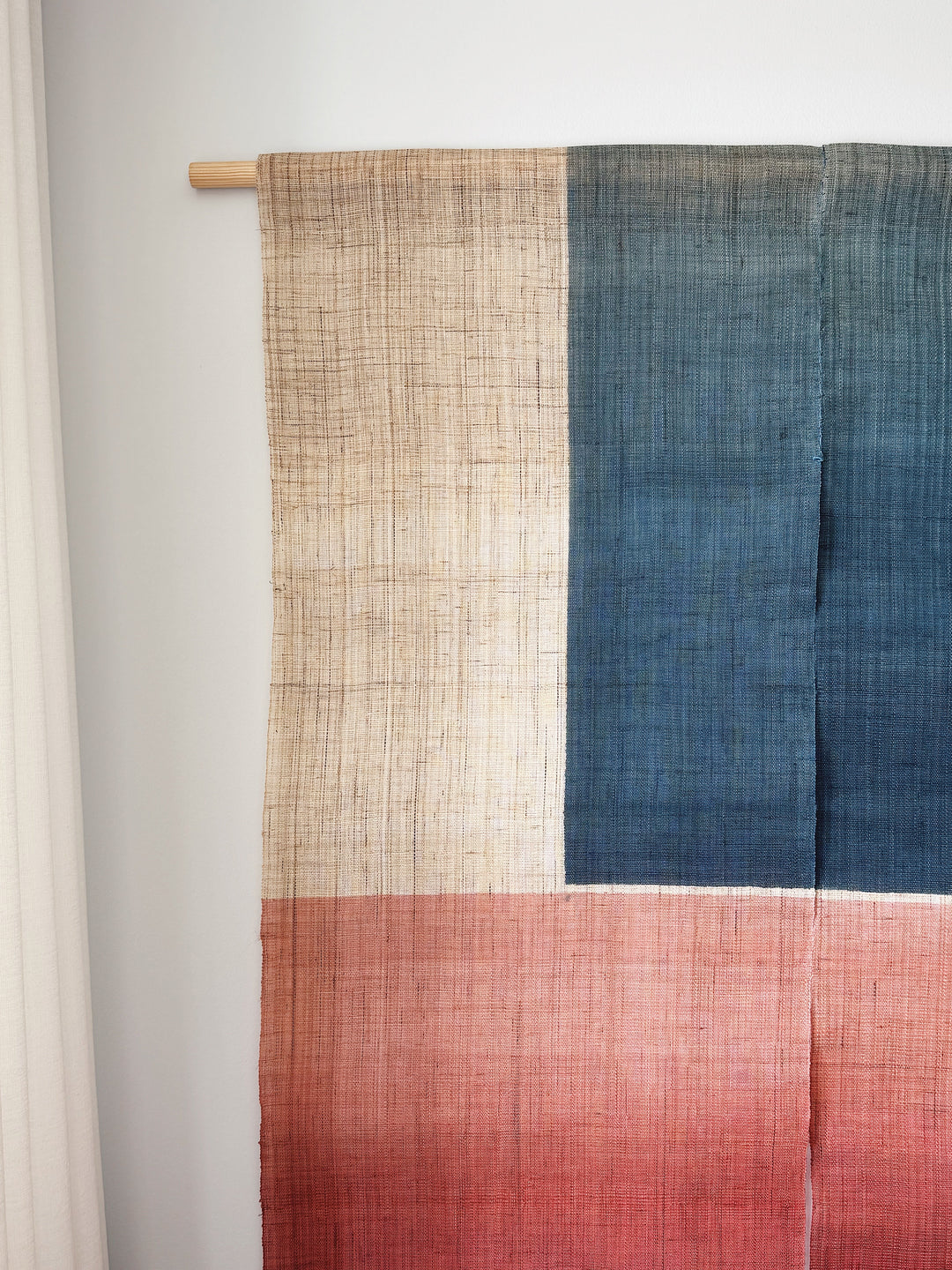 Japansk Vægtæppe i Hamp med Ophæng | Geometrisk Rød & Blå | 150 × 88 cm  STUDIO HAFNIA