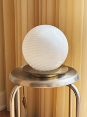 Vintage Murano Bordlampe i Hvidt Swirl Glas med Messingfarvet Base | H20 cm Studio Hafnia
