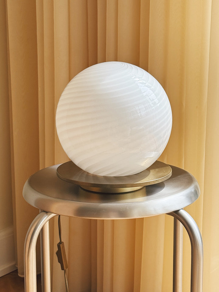 Vintage Murano Bordlampe i Hvidt Swirl Glas med Messingfarvet Base | H20 cm Studio Hafnia