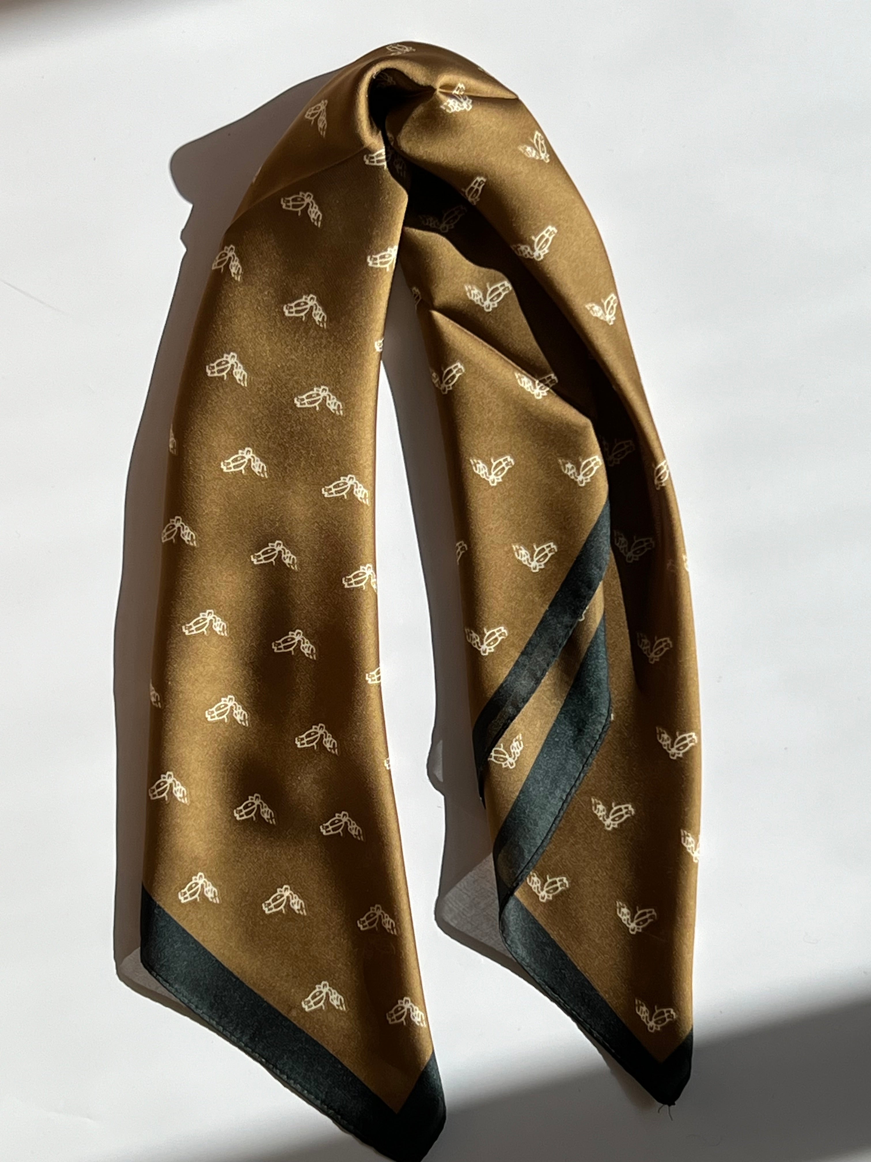 Brunt Tørklæde med Mønster af Små Hvide Heste og Sort Kant | 70 x 70 cm Studio Hafnia