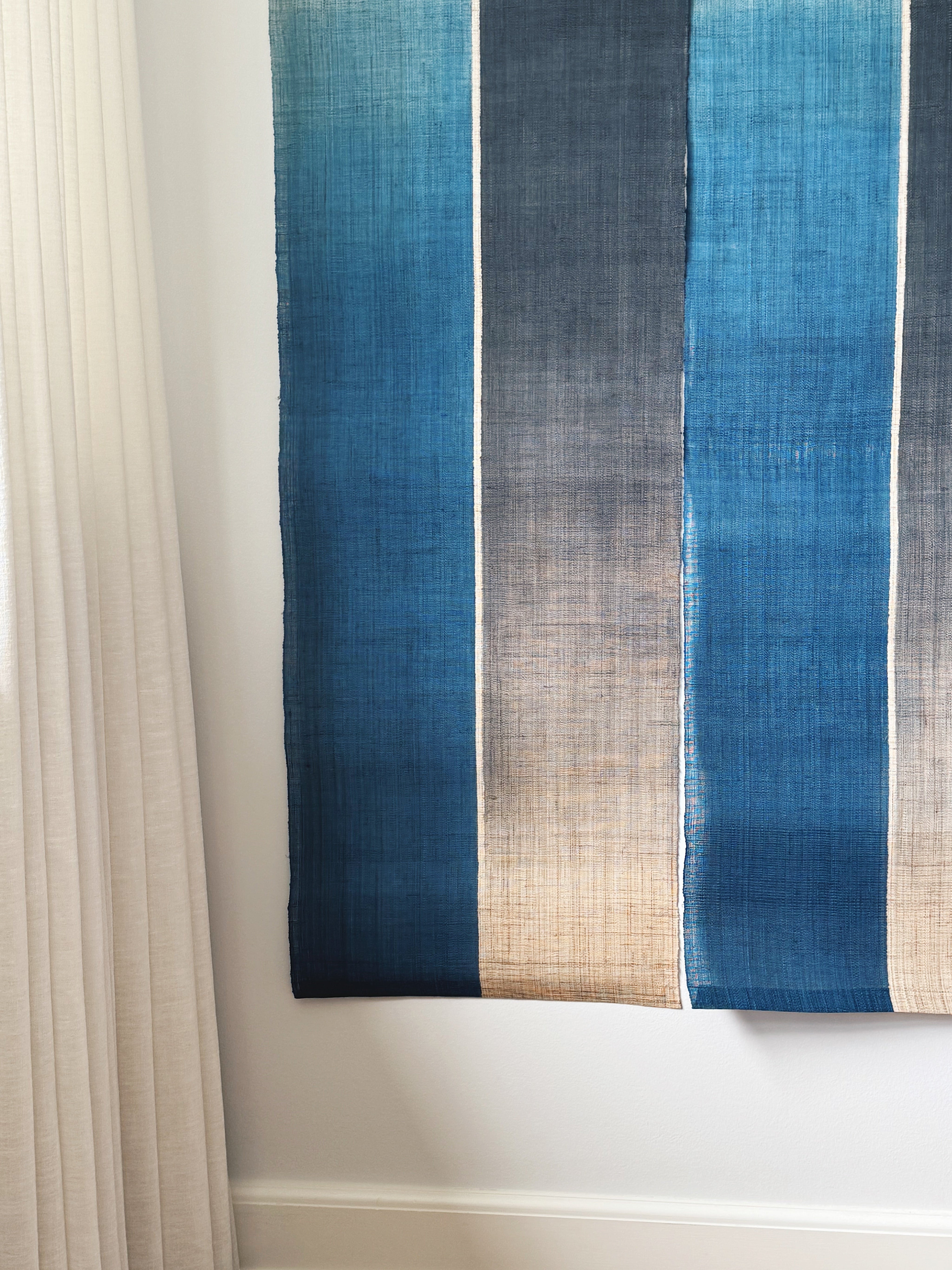 Japansk Vægtæppe i Hamp med Ophæng | Stribet i Blå & Natur | 150 × 88 cm  STUDIO HAFNIA