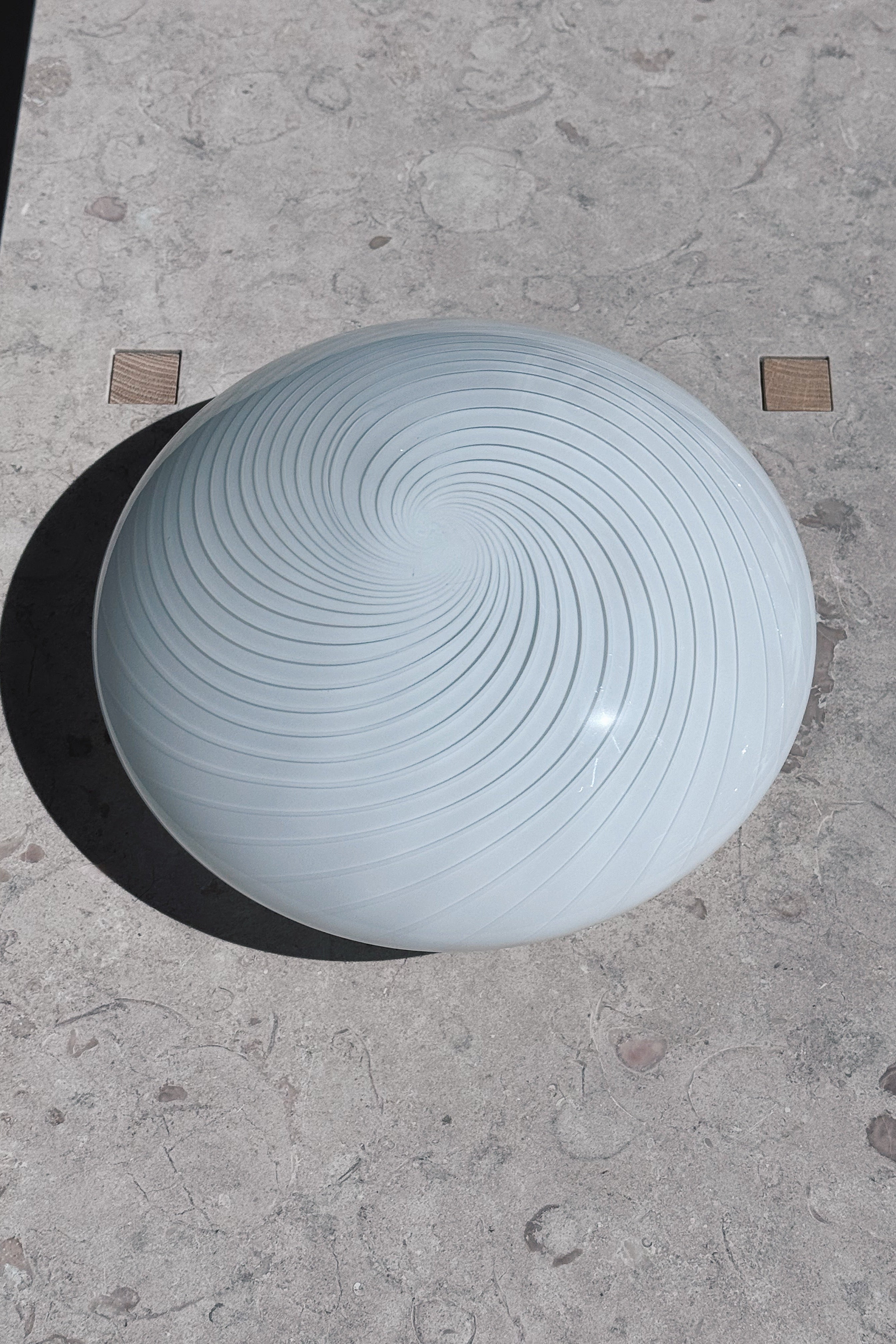 Hvid Murano swirl plafondlampe Ø28 cm med kuplet form og swirl-mønster