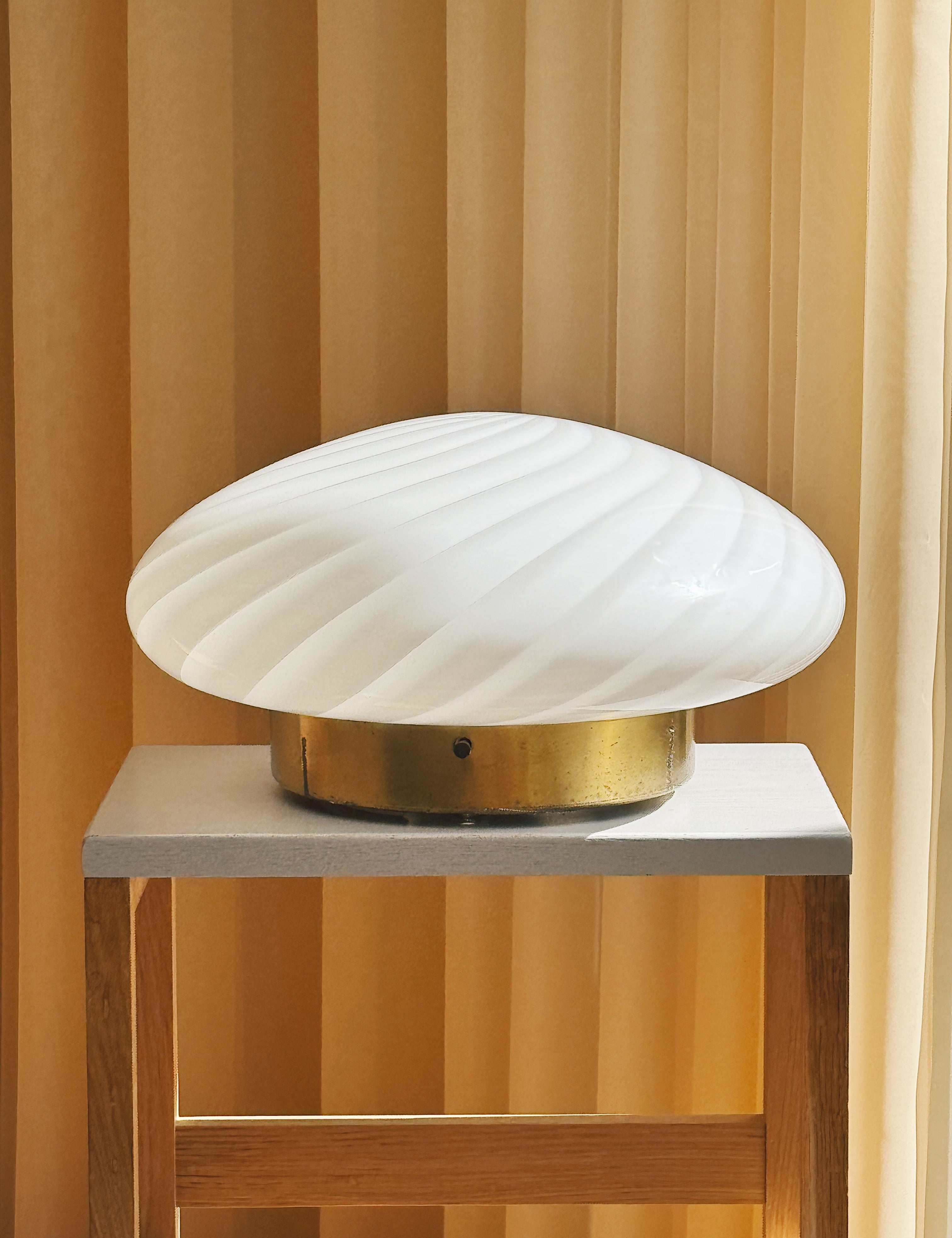 Vintage Murano plafond Ø35 cm – hvidt swirlglas & messingbase Murano