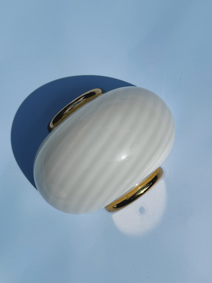 Vintage Murano væglampe | Hvid swirlglas & messing, L21 cm Studio Hafnia