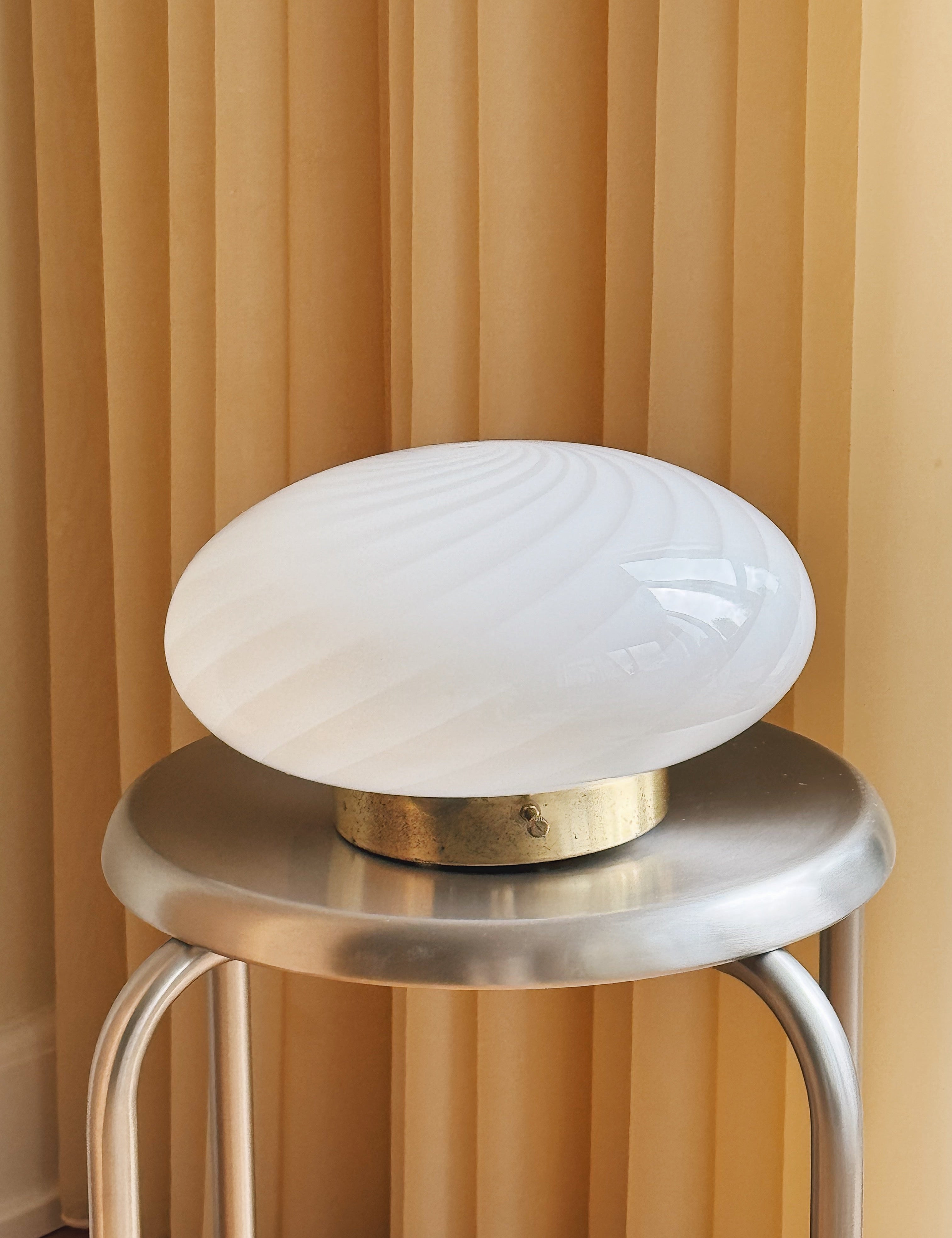 Vintage Murano plafondlampe i hvidt swirl-glas med messingbase | Ø24 cm Studio Hafnia