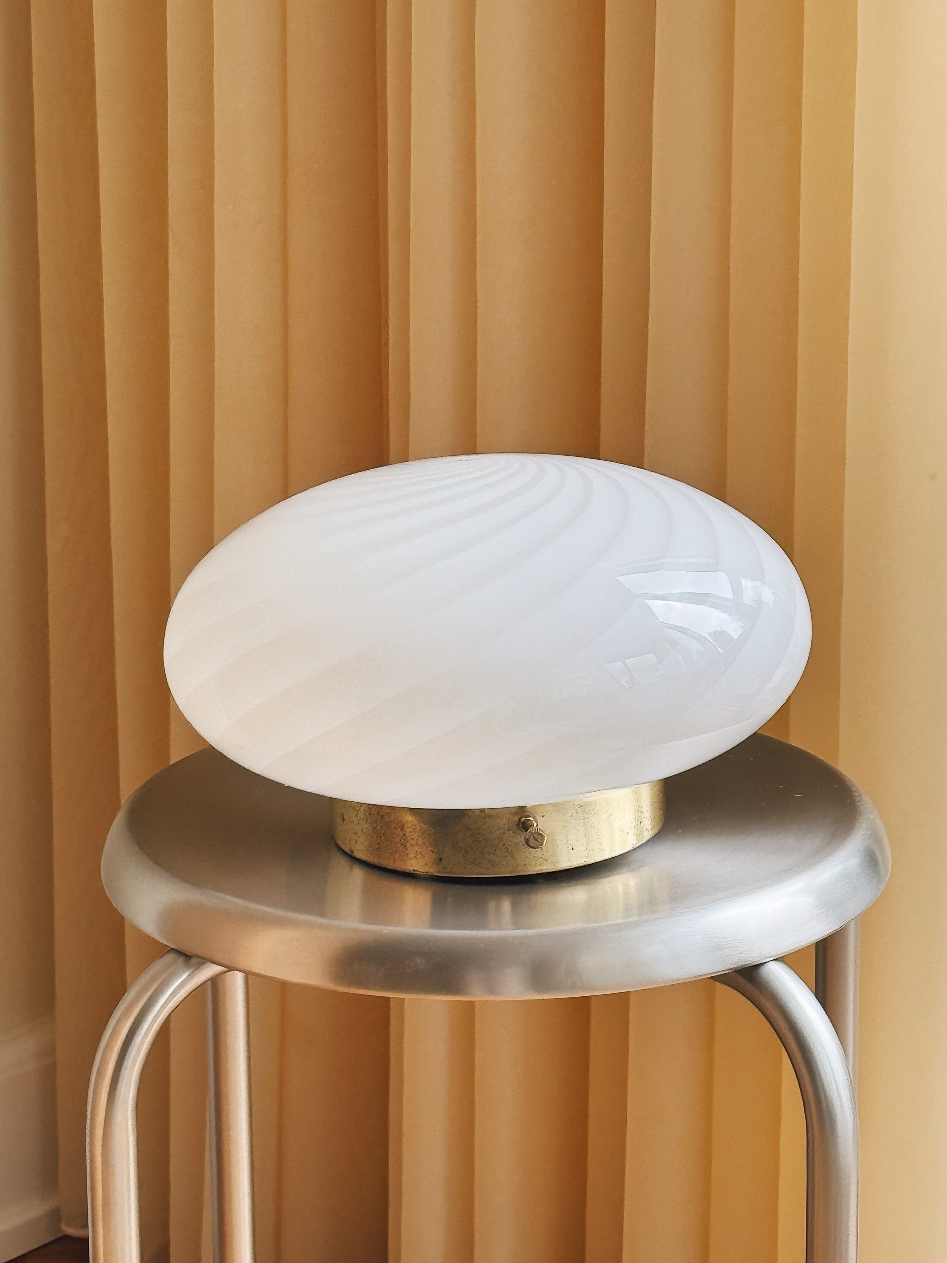 Vintage Murano plafondlampe i hvidt swirl-glas med messingbase | Ø24 cm Studio Hafnia