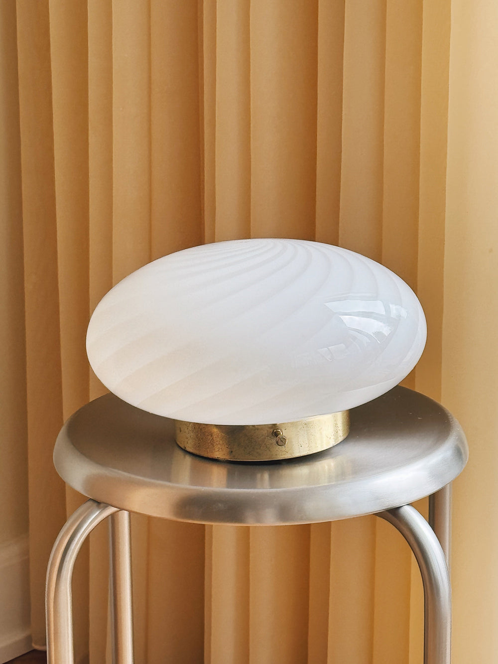 Vintage Murano plafondlampe i hvidt swirl-glas med messingbase | Ø24 cm Studio Hafnia