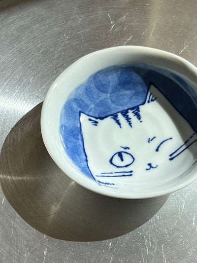 Japansk tallerken/lille skål i hvid keramik med motiv af blå kat | 10 cm Studio Hafnia