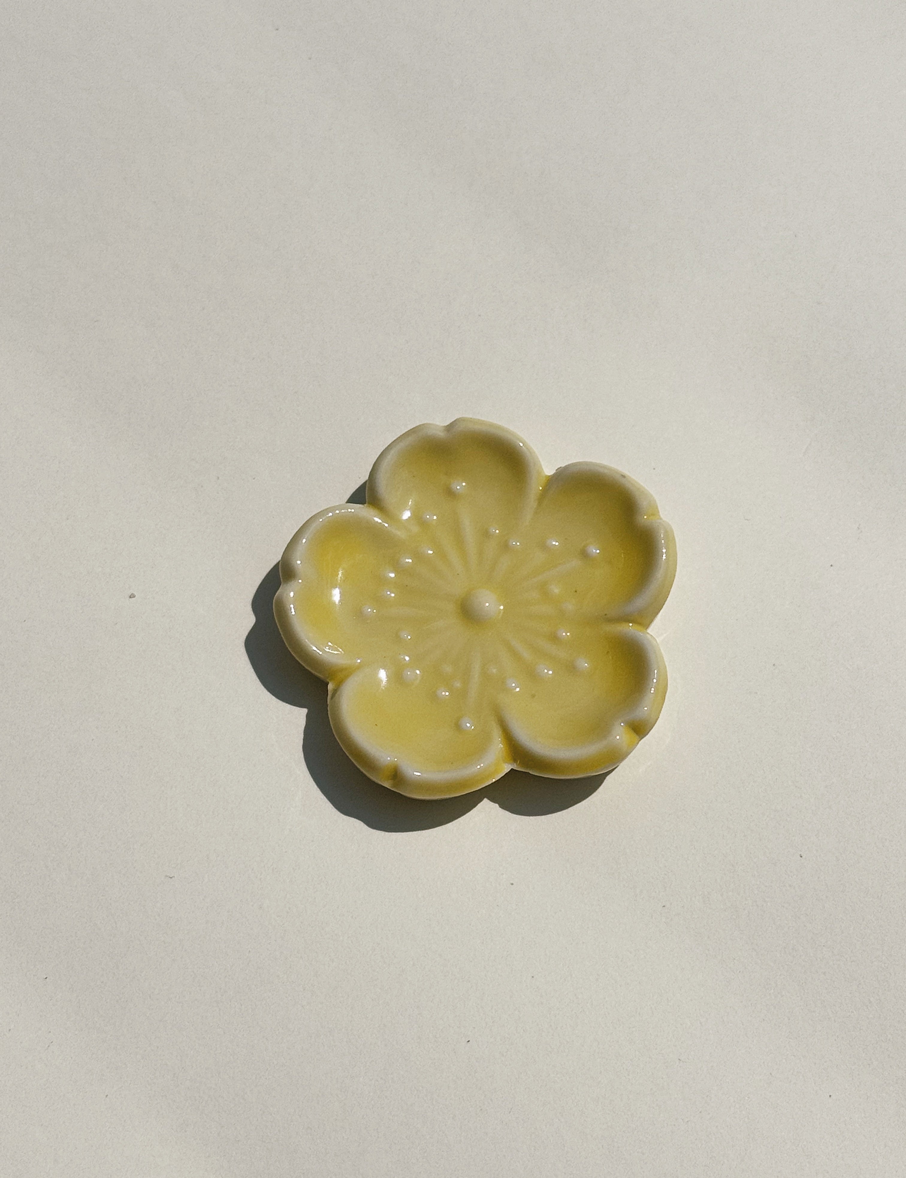 Spisepindholder i keramik | Gul blomsterform | Japan STUDIO HAFNIA