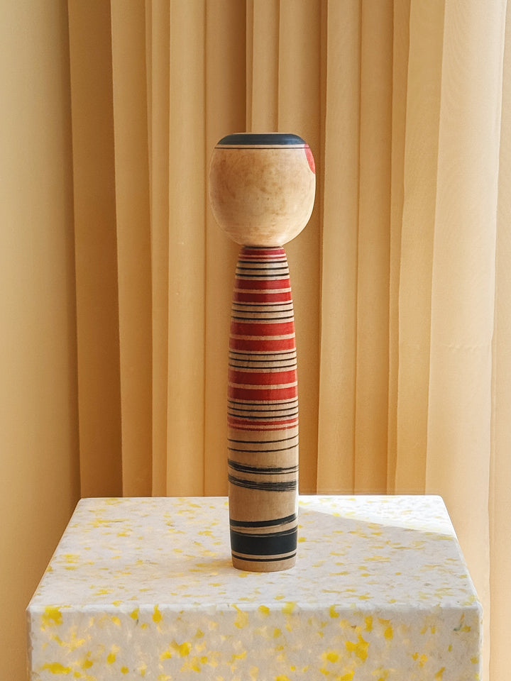 Vintage Kokeshi Dukke Nr. 172 fra Japan – Håndmalet | H30,5 cm Studio Hafnia