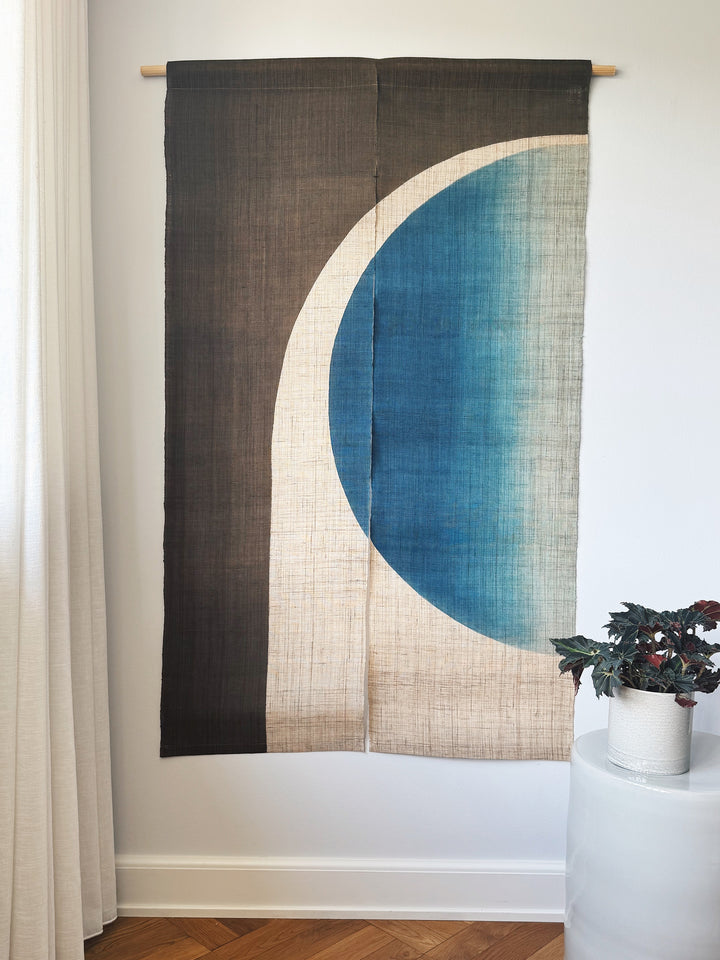 Japansk Vægtæppe i Hamp med Ophæng | Halvcirkelmotiv i Khaki & Blå | 150 × 88 cm Studio Hafnia