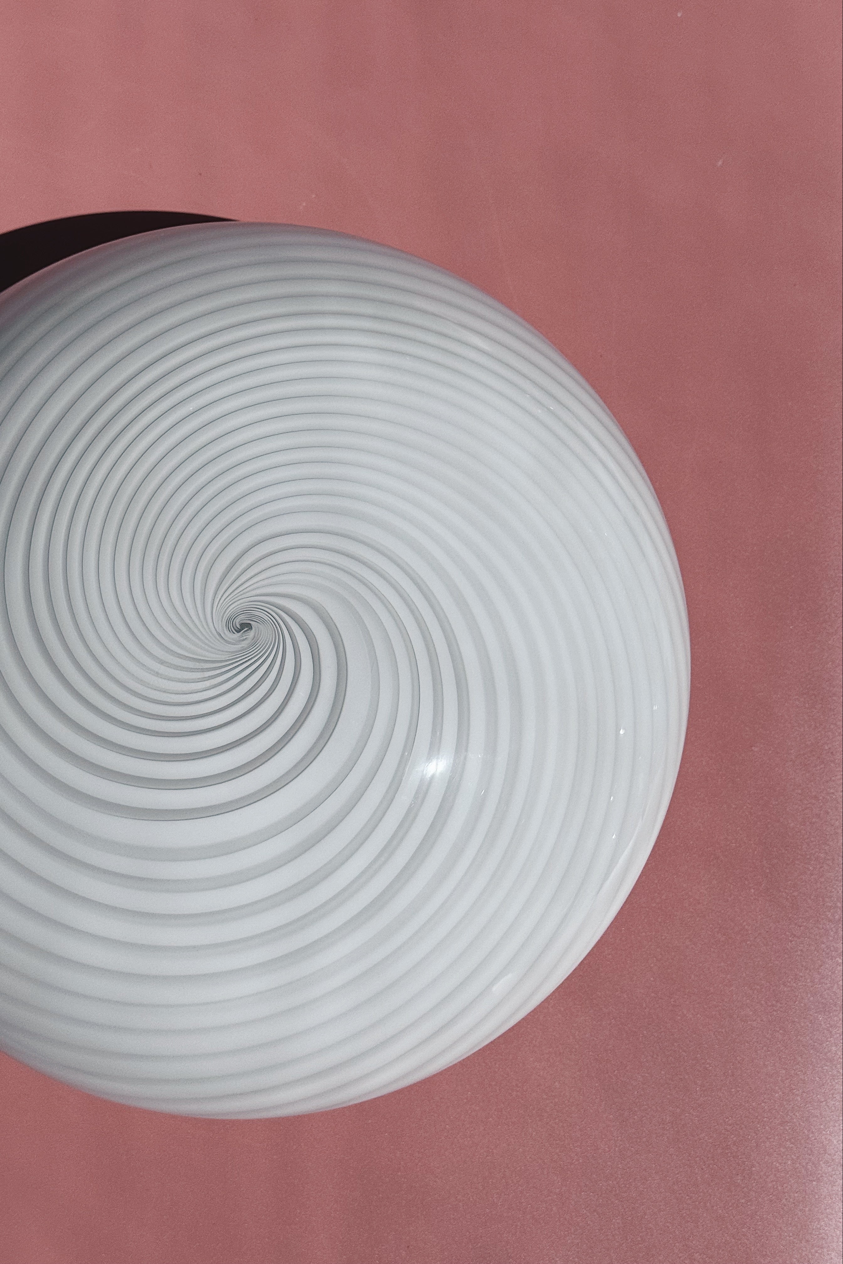 White Murano swirl plafond lamp seen from the front with spiral pattern from the centre, Ø29 cm