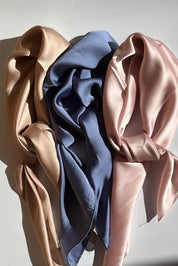 Ensfarvet Tørklæde 70 x 70 cm | 3 forskellige farver - Beige, Pink eller Blå Studio Hafnia