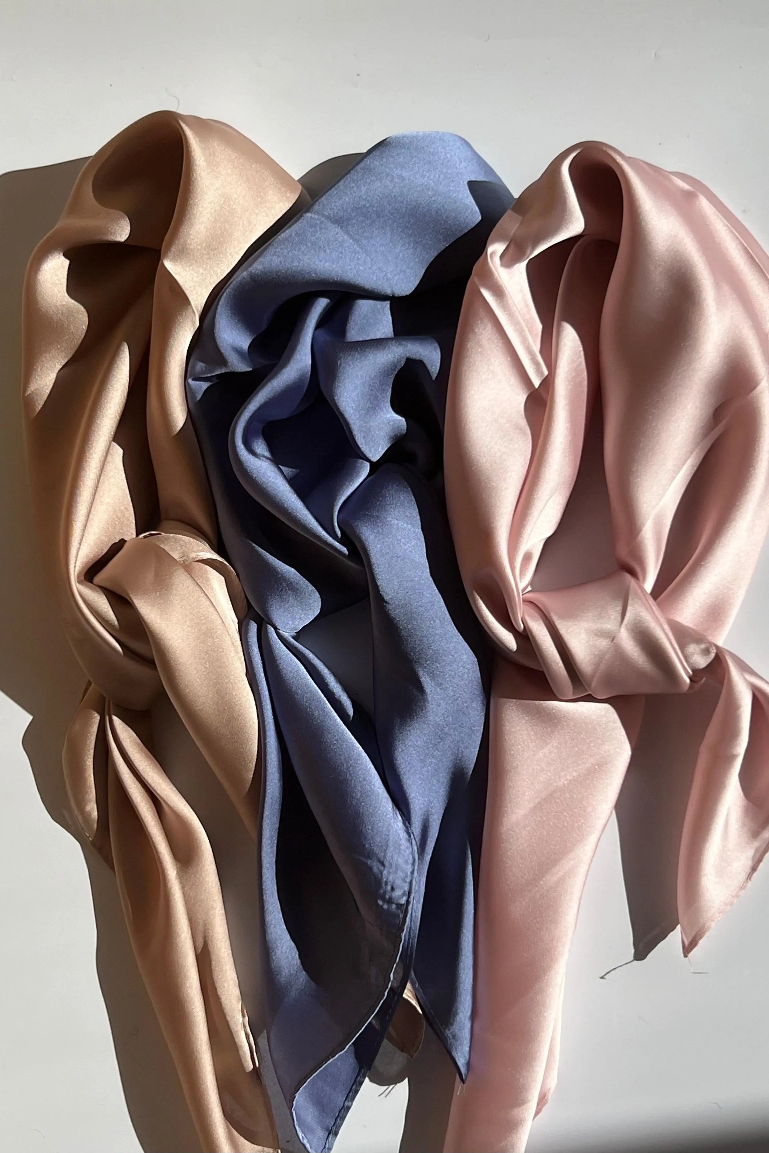 Ensfarvet Tørklæde 70 x 70 cm | 3 forskellige farver - Beige, Pink eller Blå Studio Hafnia