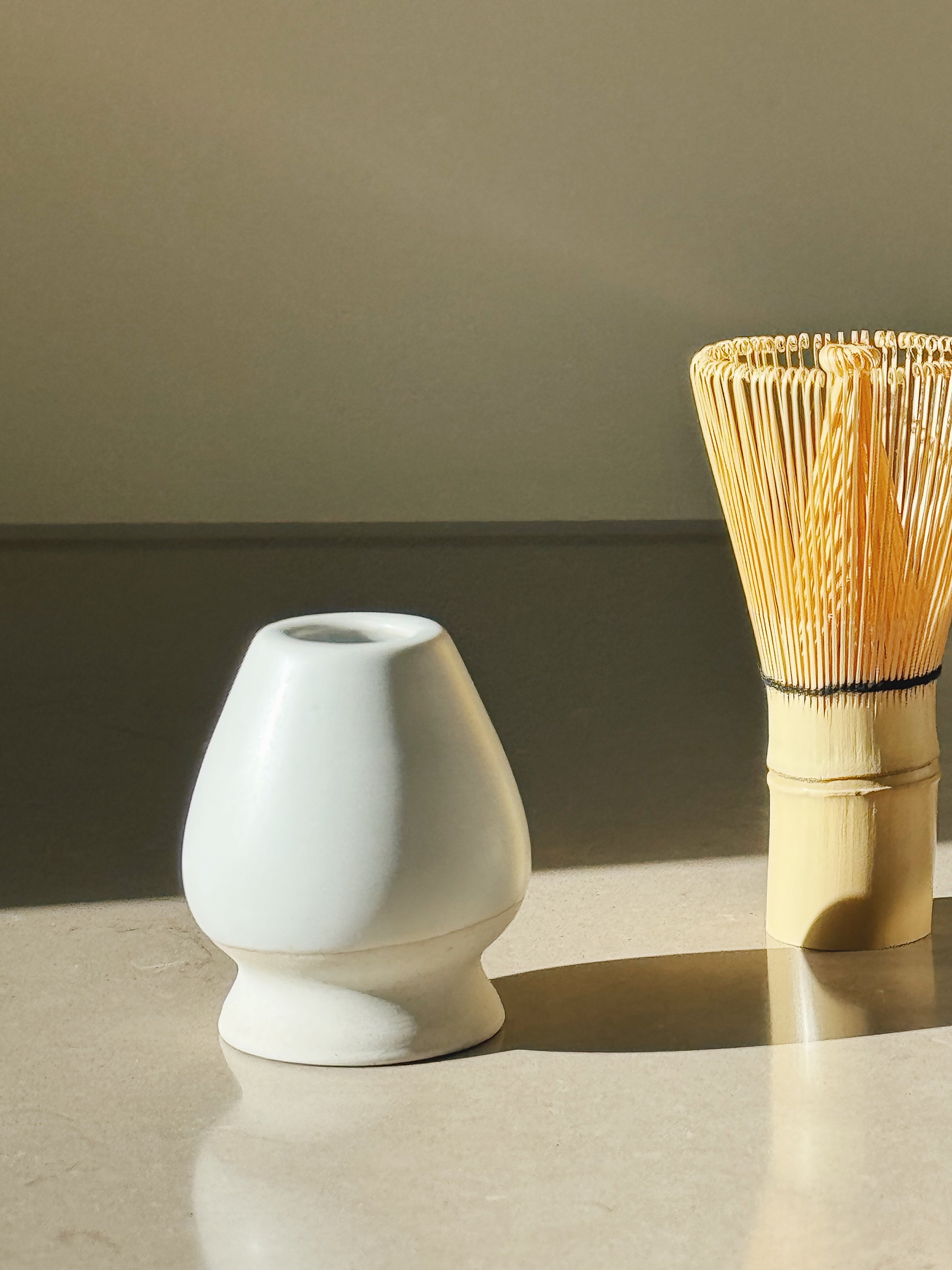 Matcha Holder med Hvid Glasur og Råhvid/Beige Bund Studio Hafnia