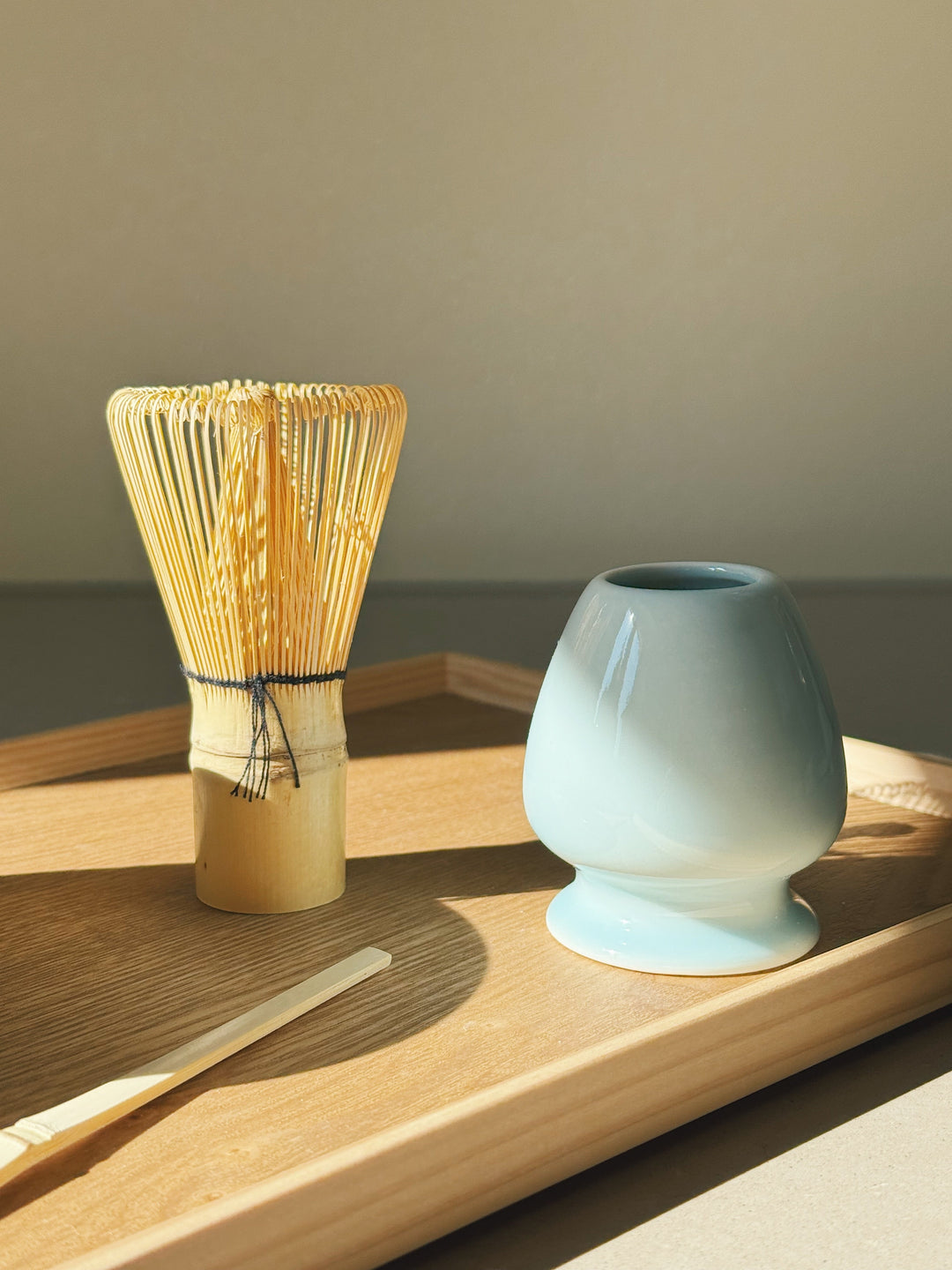 Matcha-sæt med skål, ske, piskeris og holder – lyseblå glaseret keramik Studio Hafnia