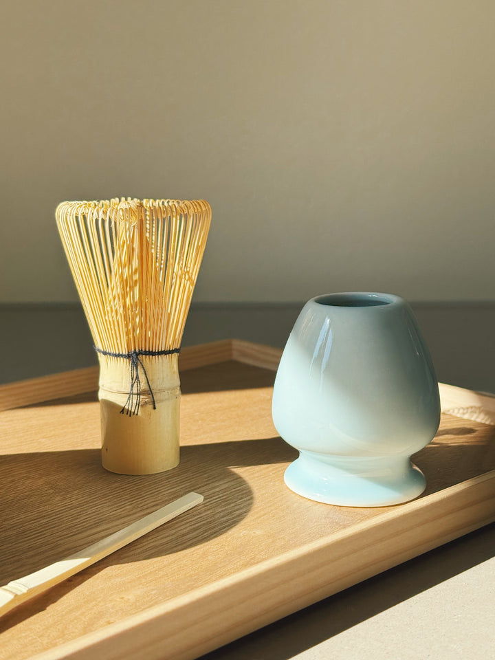 Matcha-sæt med skål, ske, piskeris og holder – lyseblå glaseret keramik Studio Hafnia