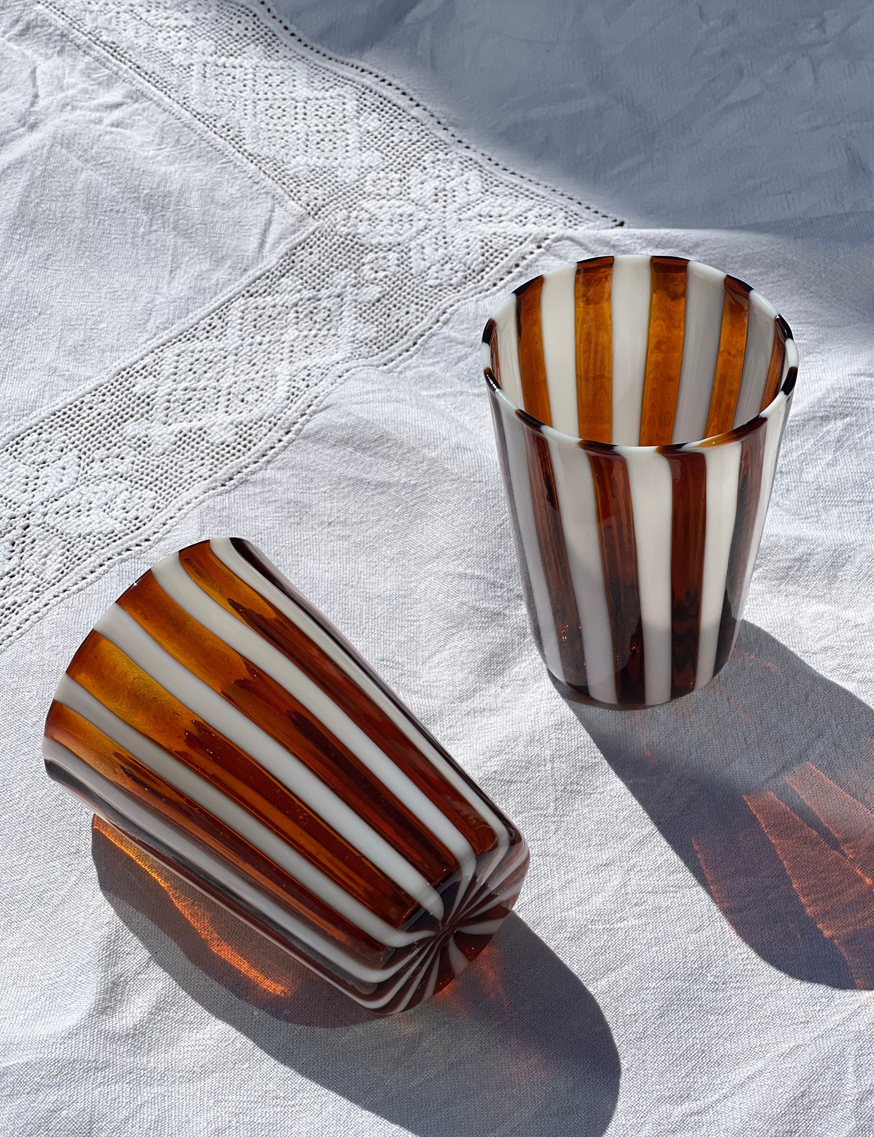 Håndblæst Murano Glas i Gio Ponti Stil med Saltkaramel og hvide Striber Murano