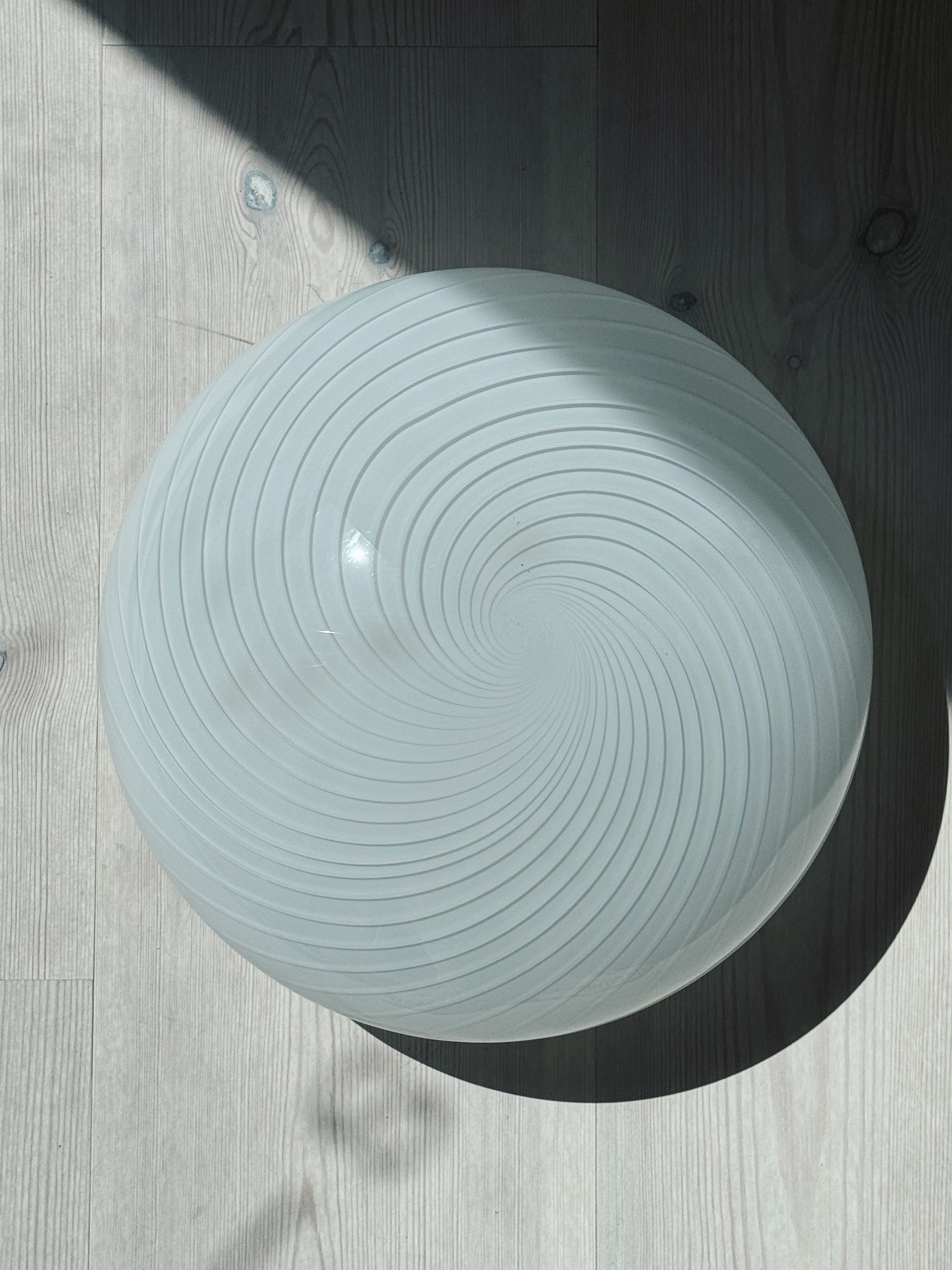 White Murano swirl plafond lamp seen at an angle from the front, Ø28 cm