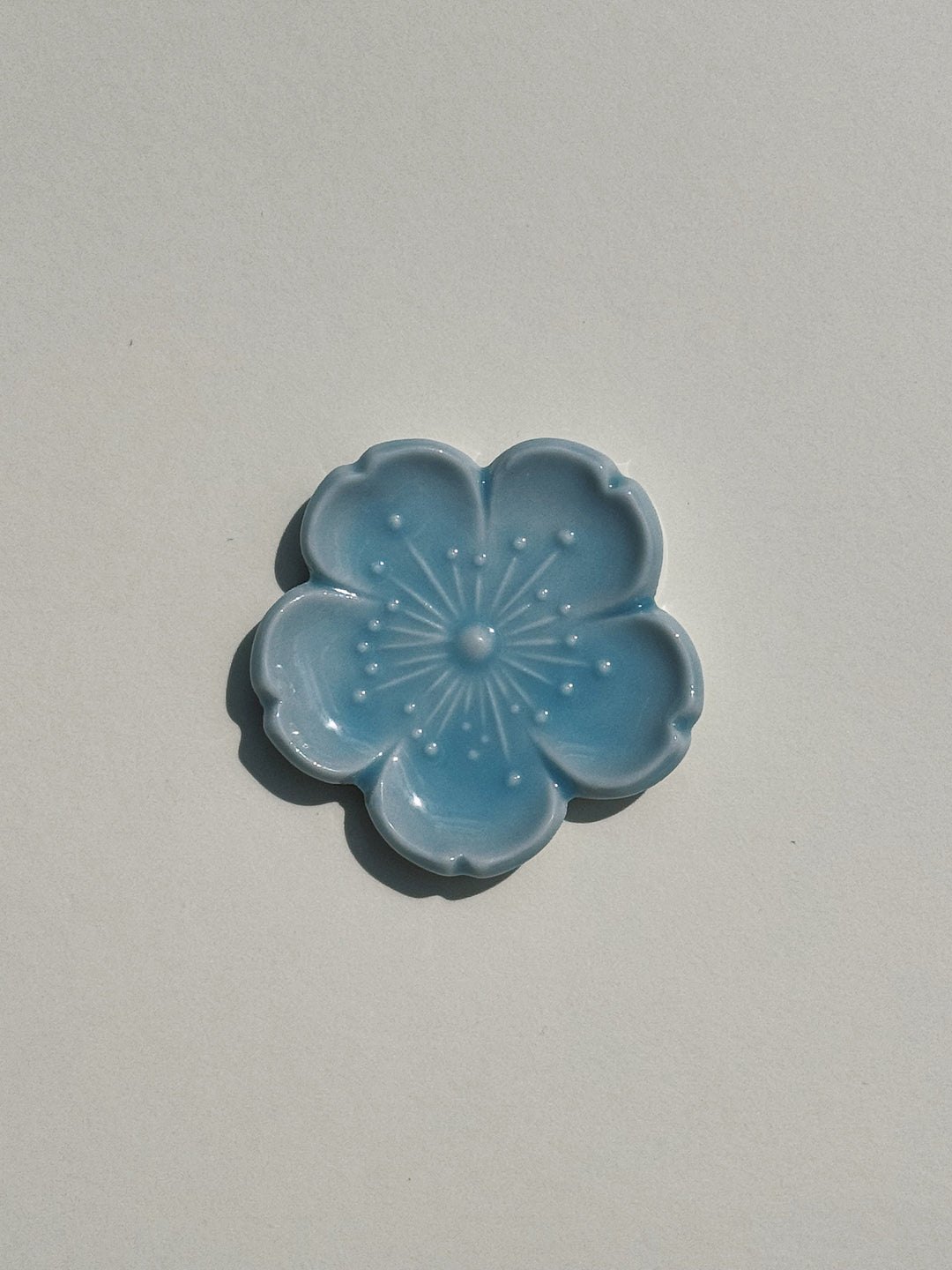 Spisepindholder i keramik | Lyseblå blomsterform | Japan STUDIO HAFNIA