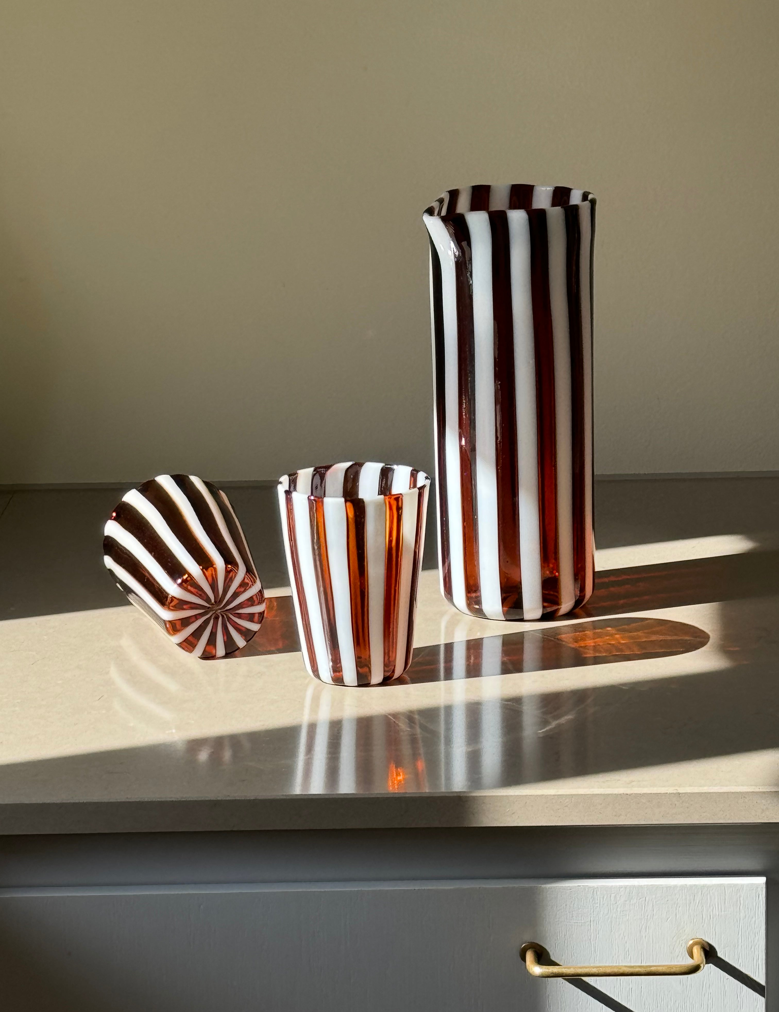 Håndblæst Murano Karaffel i glas i Gio Ponti Stil med Saltkaramel og Hvide Striber Murano