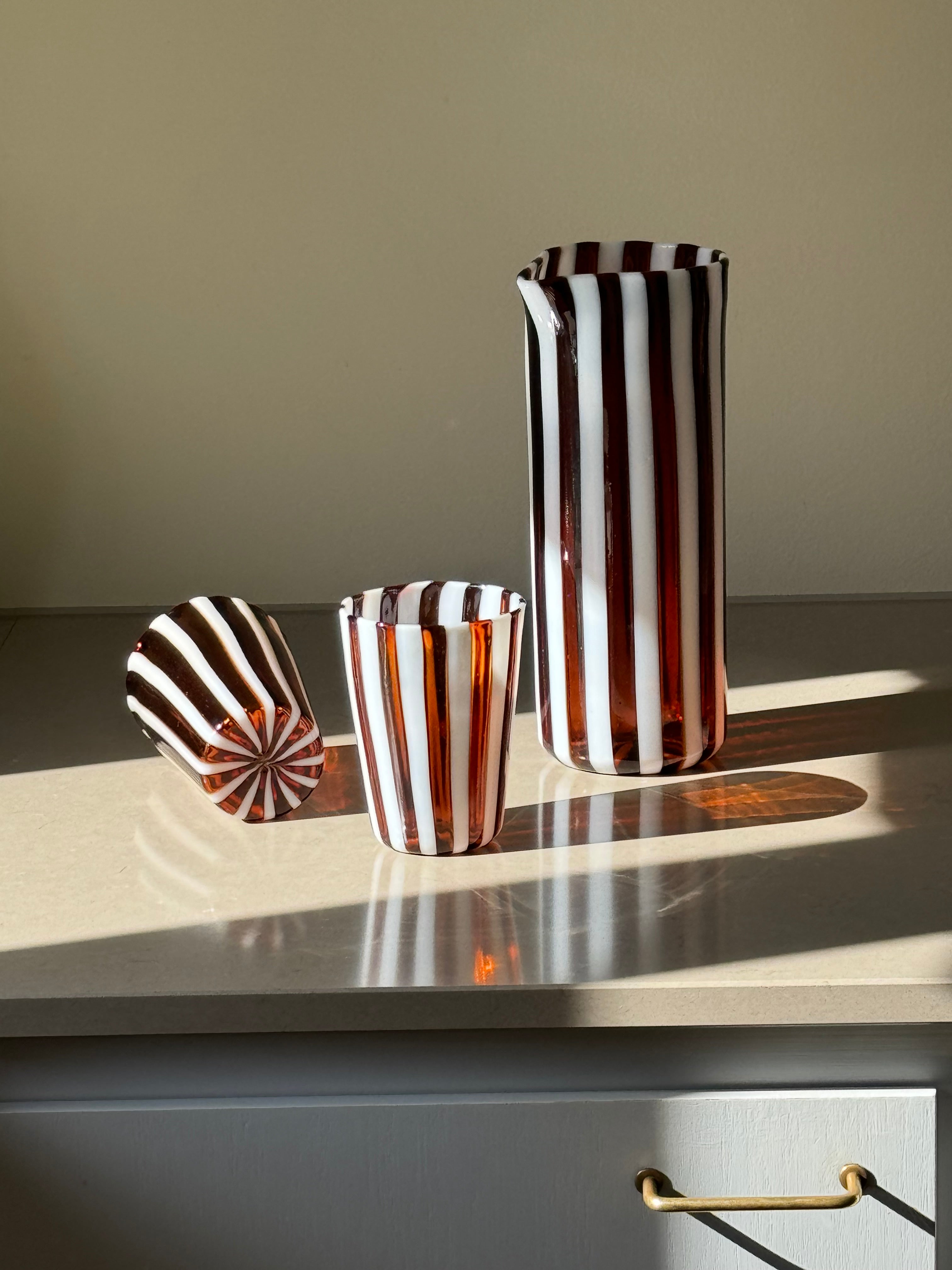 Håndblæst Murano Karaffel i glas i Gio Ponti Stil med Saltkaramel og Hvide Striber Murano
