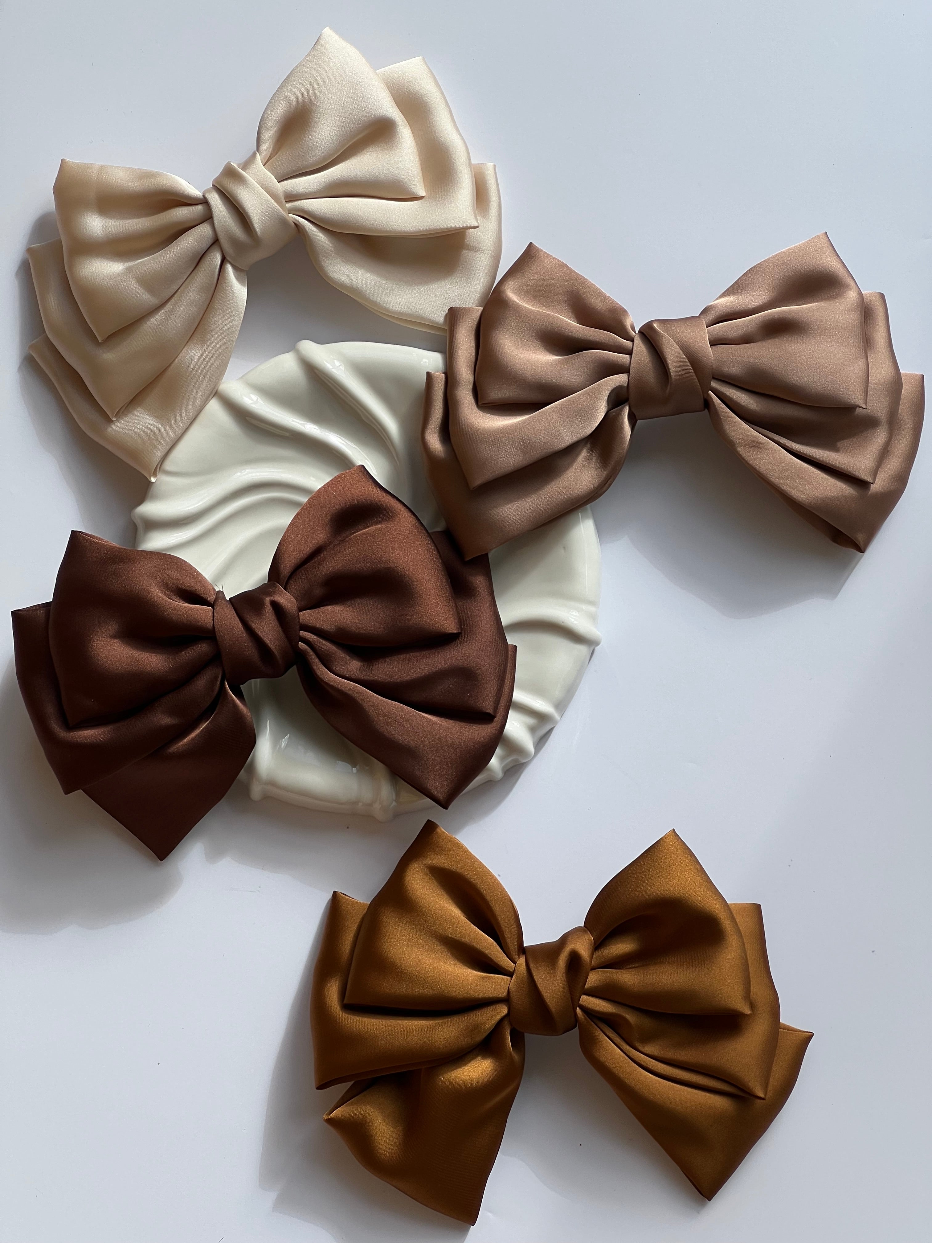 Sløjfe Hårklemme i Satin 16 cm | 4 forskellige farver STUDIO HAFNIA