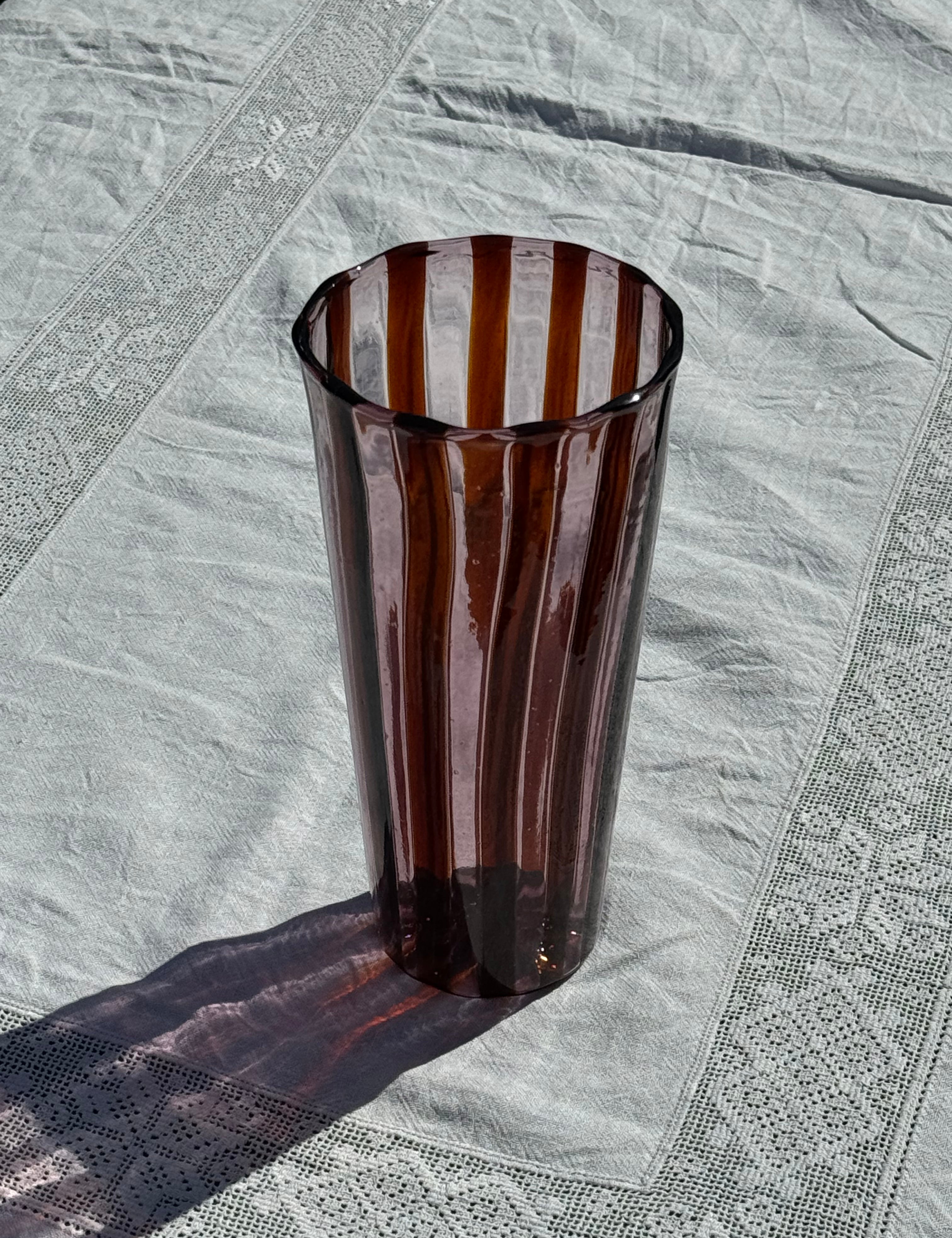 Mundblæst Murano Vase i Glas | Karamelfarvede og Ametyst Striber Murano