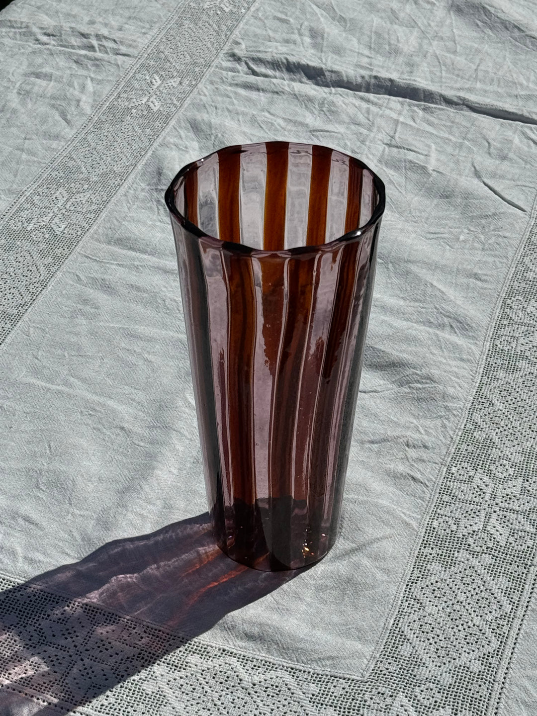 Mundblæst Murano Vase i Glas | Karamelfarvede og Ametyst Striber Murano