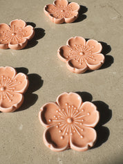 Spisepindholder i keramik | Lyserød blomsterform | Japan STUDIO HAFNIA