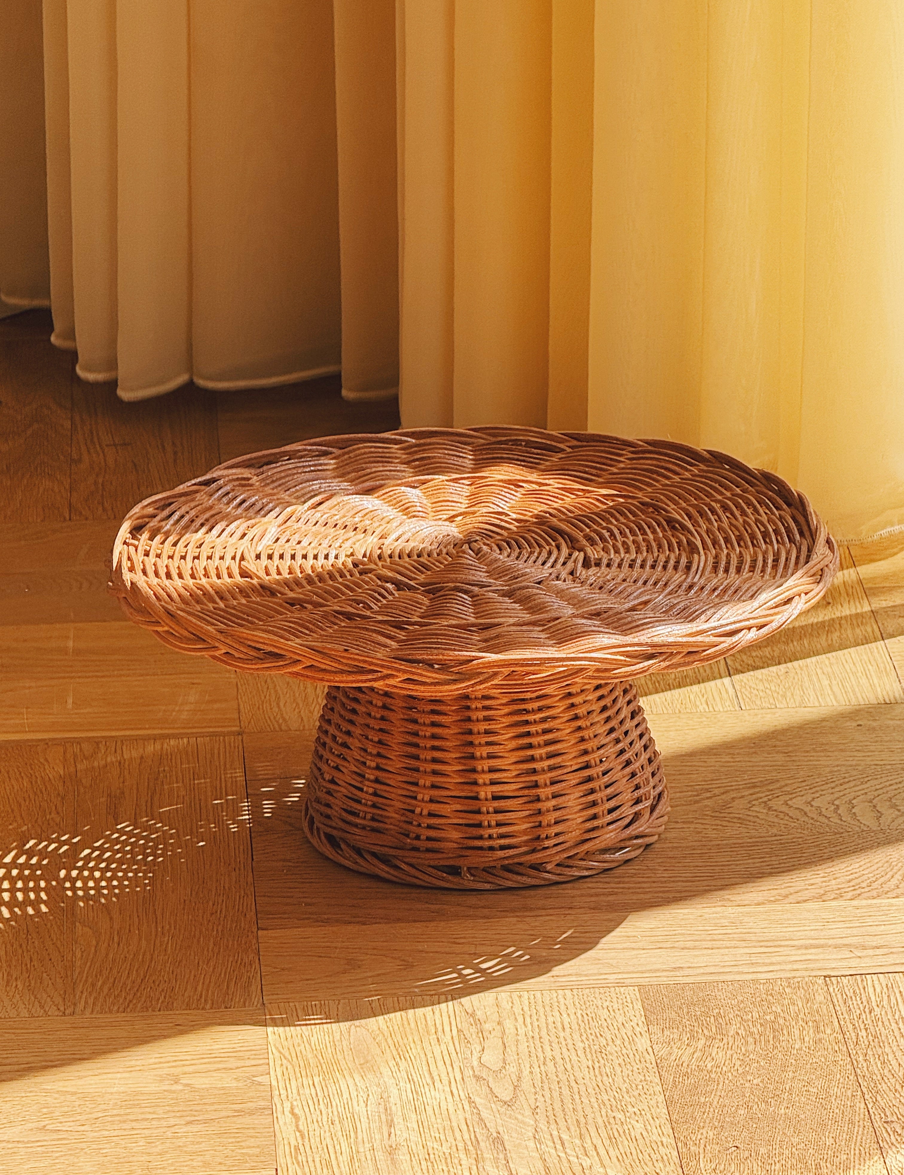 Kagefad i Rattan – Håndflettet Fad med Fod | Ø30 x H12 cm  STUDIO HAFNIA