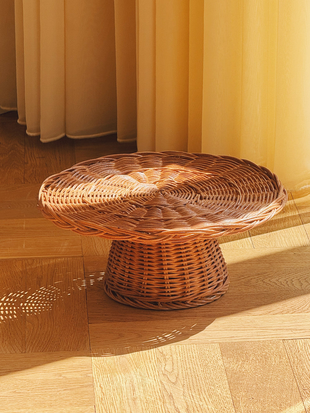 Kagefad i Rattan – Håndflettet Fad med Fod | Ø30 x H12 cm  STUDIO HAFNIA