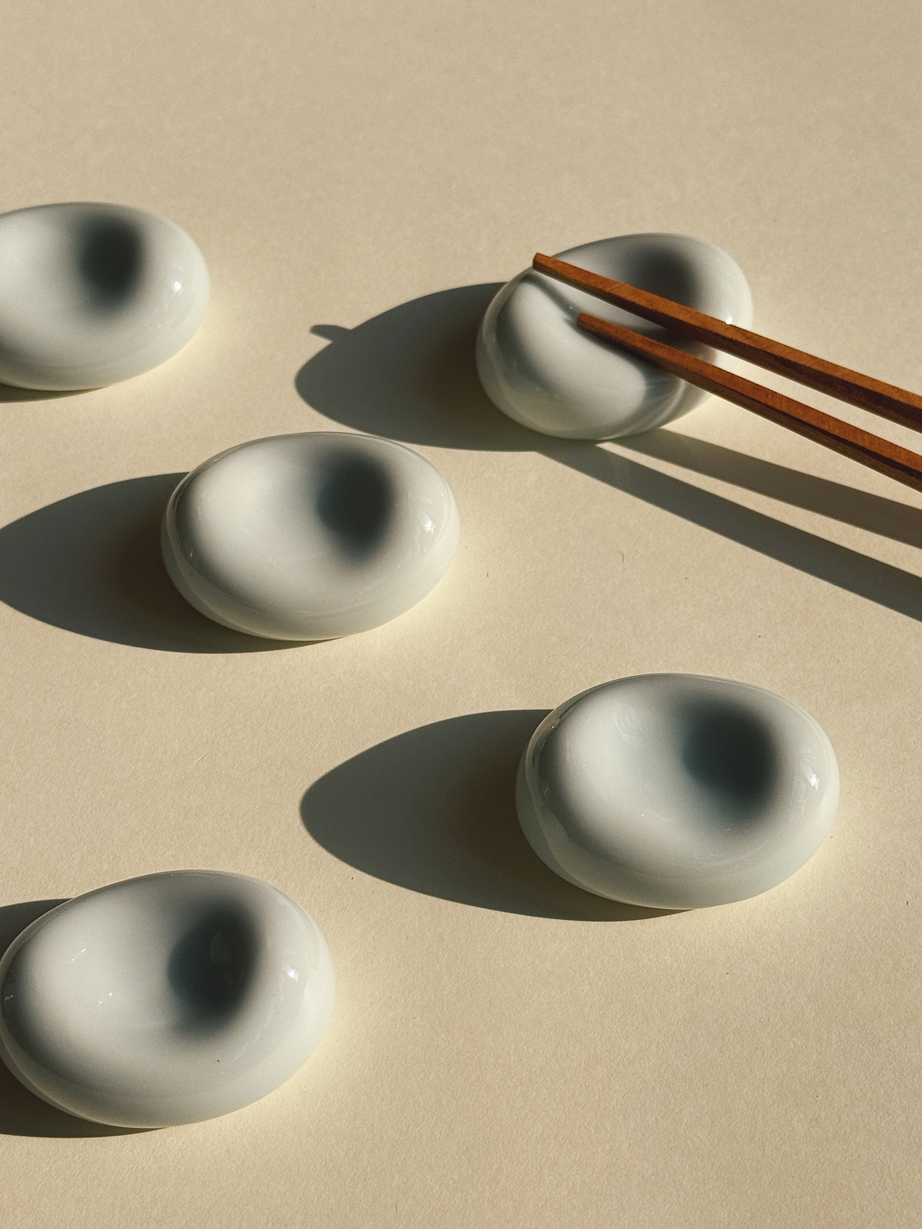 Spisepindeholder i Lyseblå Porcelæn | 4,2 cm – Mino Ware fra Japan Studio Hafnia