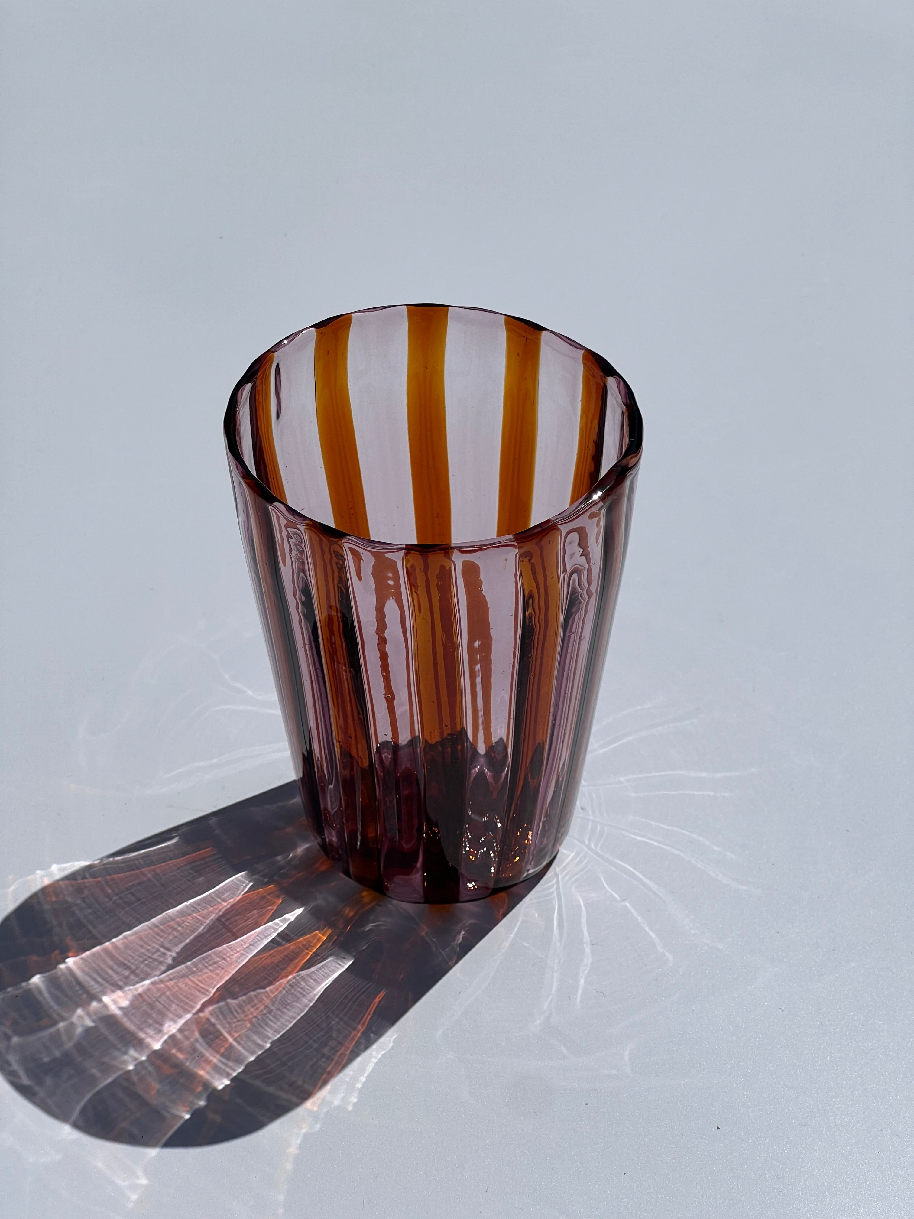 Håndblæst Murano Glas i Gio Ponti Stil med Karamelfarvede og Ametyst Striber Murano