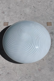 Hvid Murano swirl plafondlampe set forfra med swirl-mønster fra midten, Ø28 cm