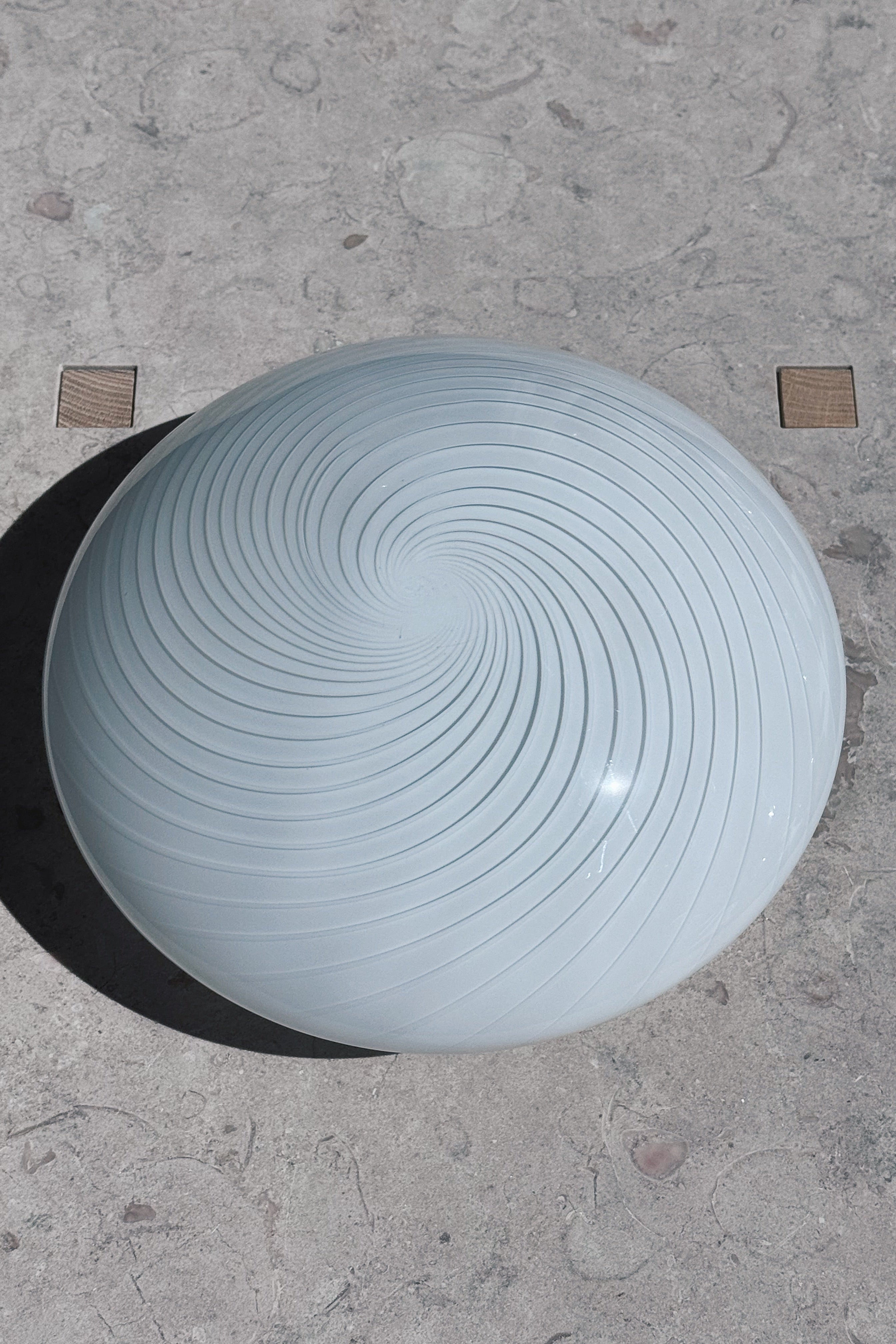 Hvid Murano swirl plafondlampe set forfra med swirl-mønster fra midten, Ø28 cm