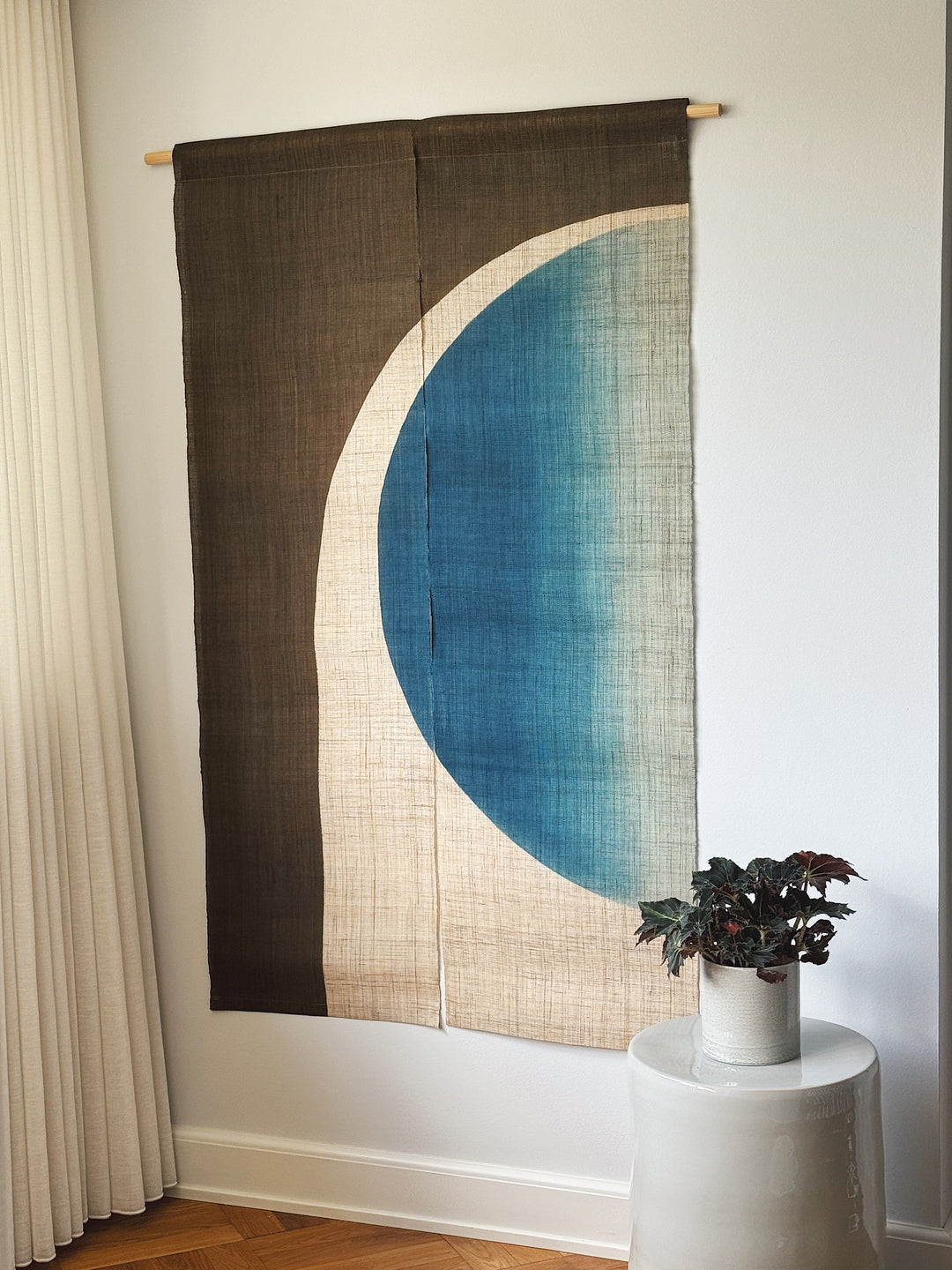 Japansk Vægtæppe i Hamp med Ophæng | Halvcirkelmotiv i Khaki & Blå | 150 × 88 cm Studio Hafnia