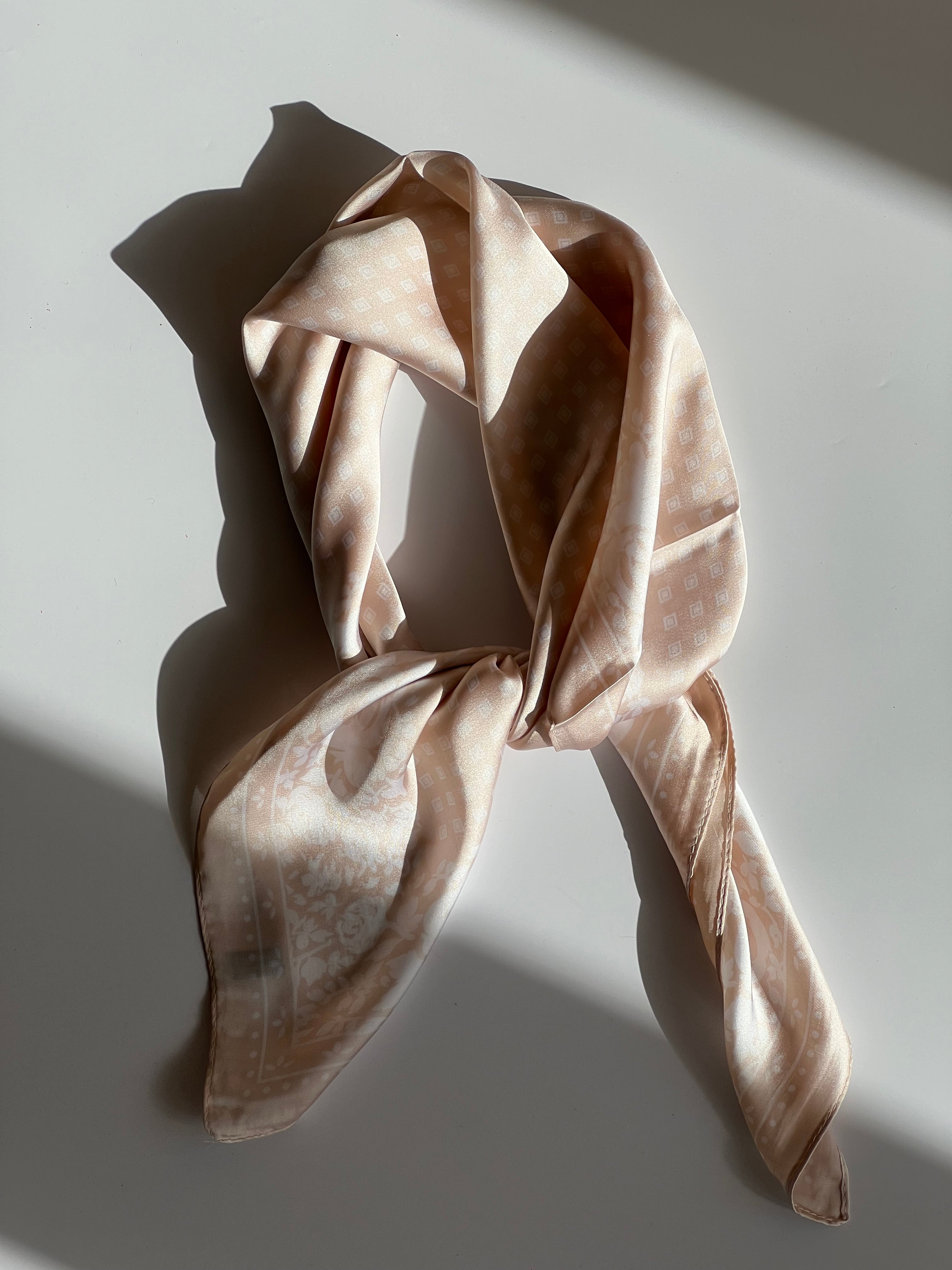 Tørklæde med Beige/Hvid mønster | 70 x 70 cm Studio Hafnia