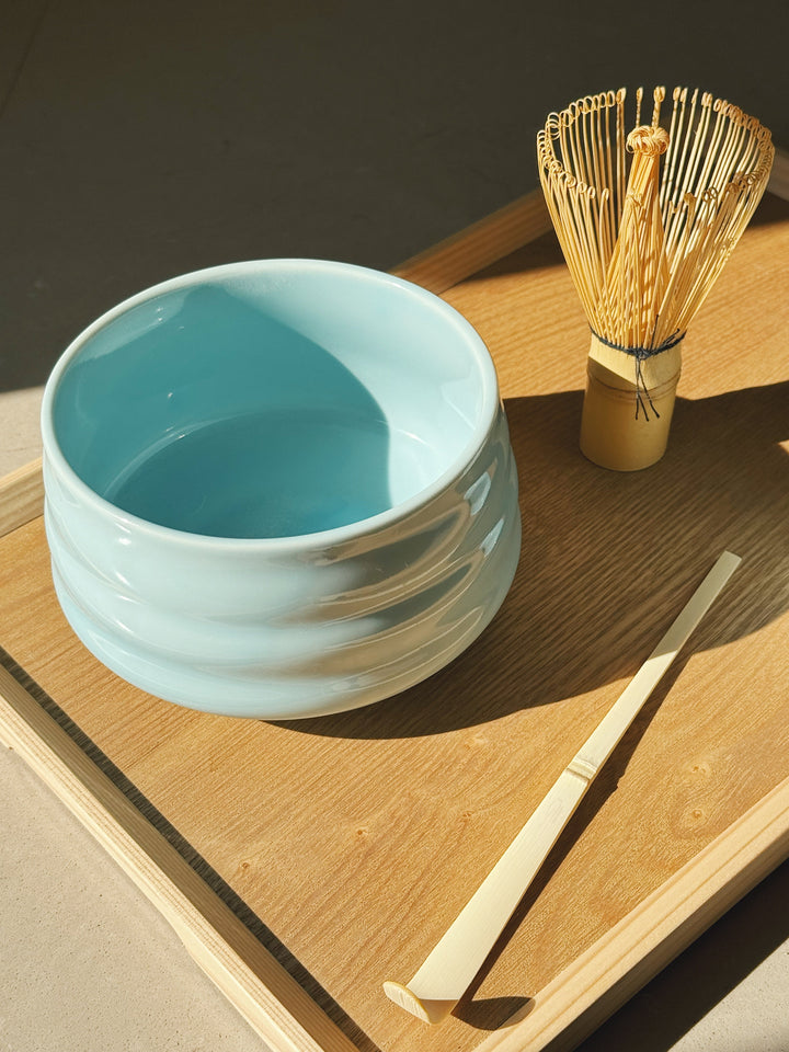 Matcha-sæt med skål, ske, piskeris og holder – lyseblå glaseret keramik Studio Hafnia