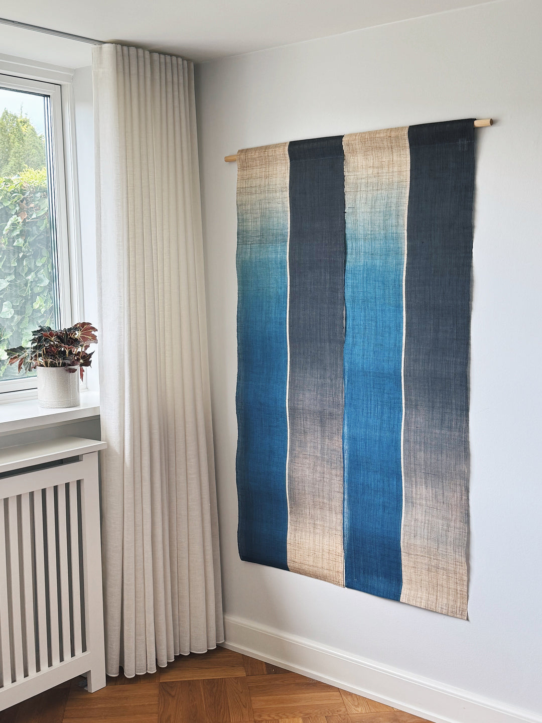 Japansk Vægtæppe i Hamp med Ophæng | Stribet i Blå & Natur | 150 × 88 cm  STUDIO HAFNIA