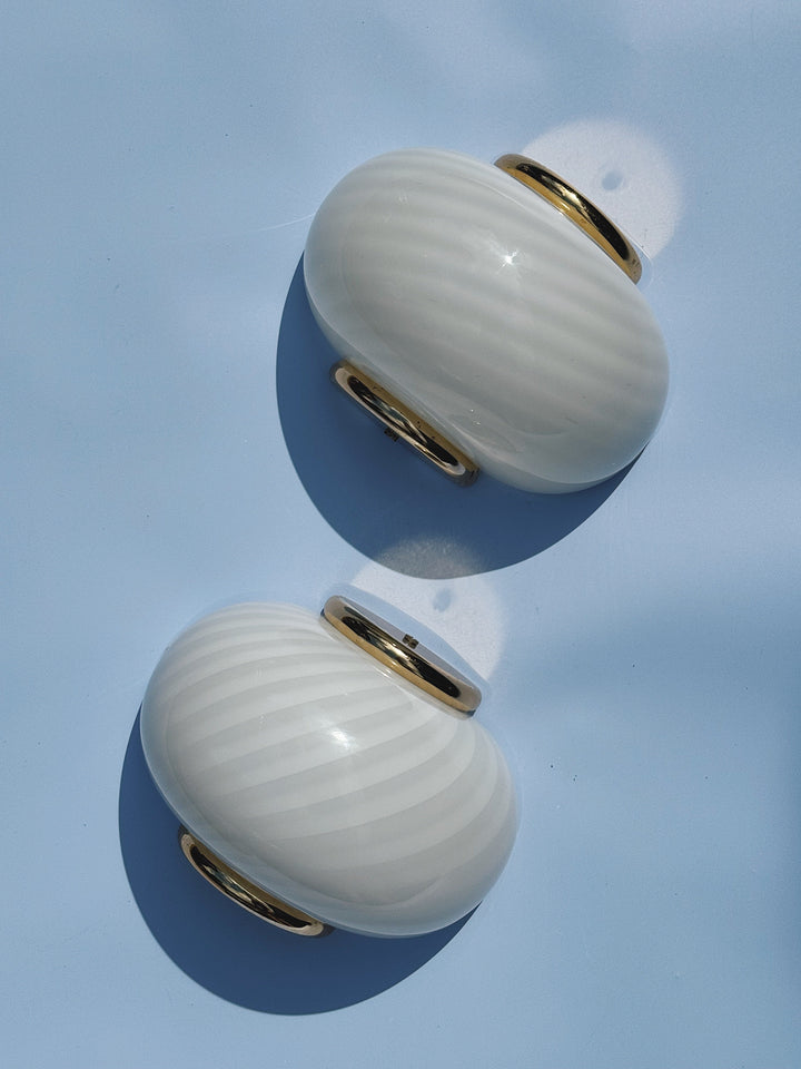 Vintage Murano væglampe | Hvid swirlglas & messing, L21 cm Studio Hafnia