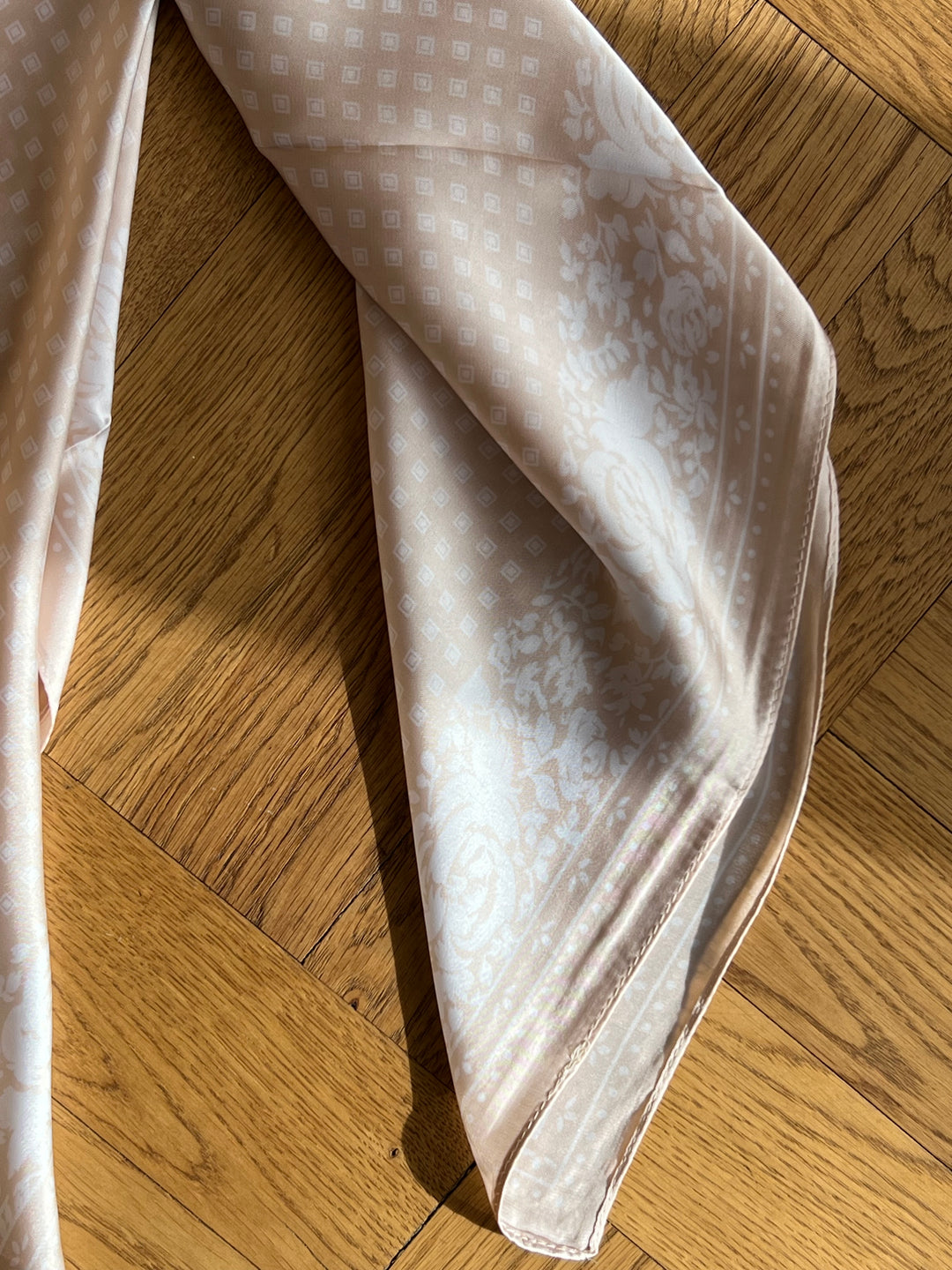 Tørklæde med Beige/Hvid mønster | 70 x 70 cm Studio Hafnia