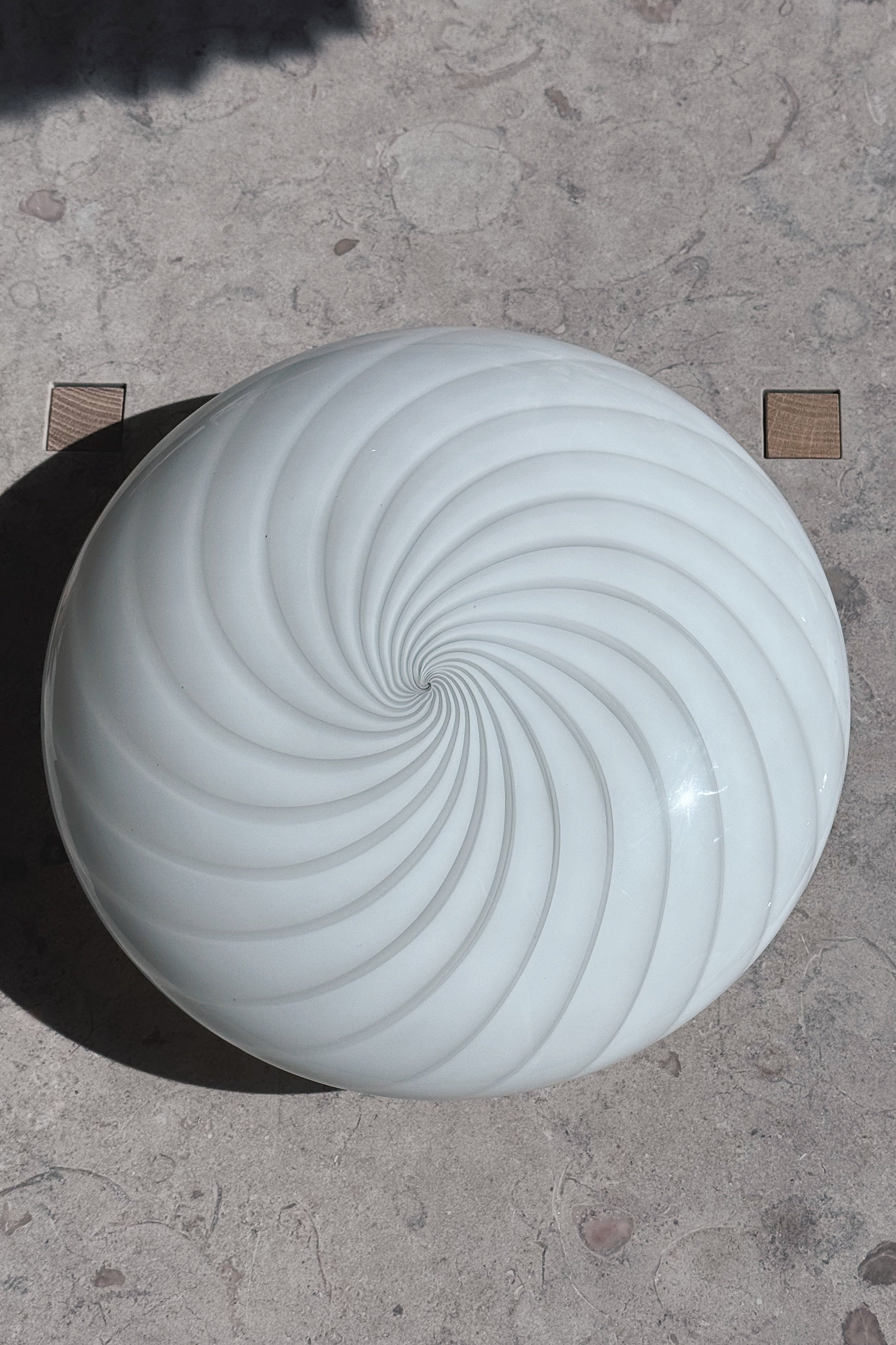 Hvidt Murano swirl-glas set lige ovenfra med spiralmønster, plafondlampe Ø30 cm, Studio Hafnia